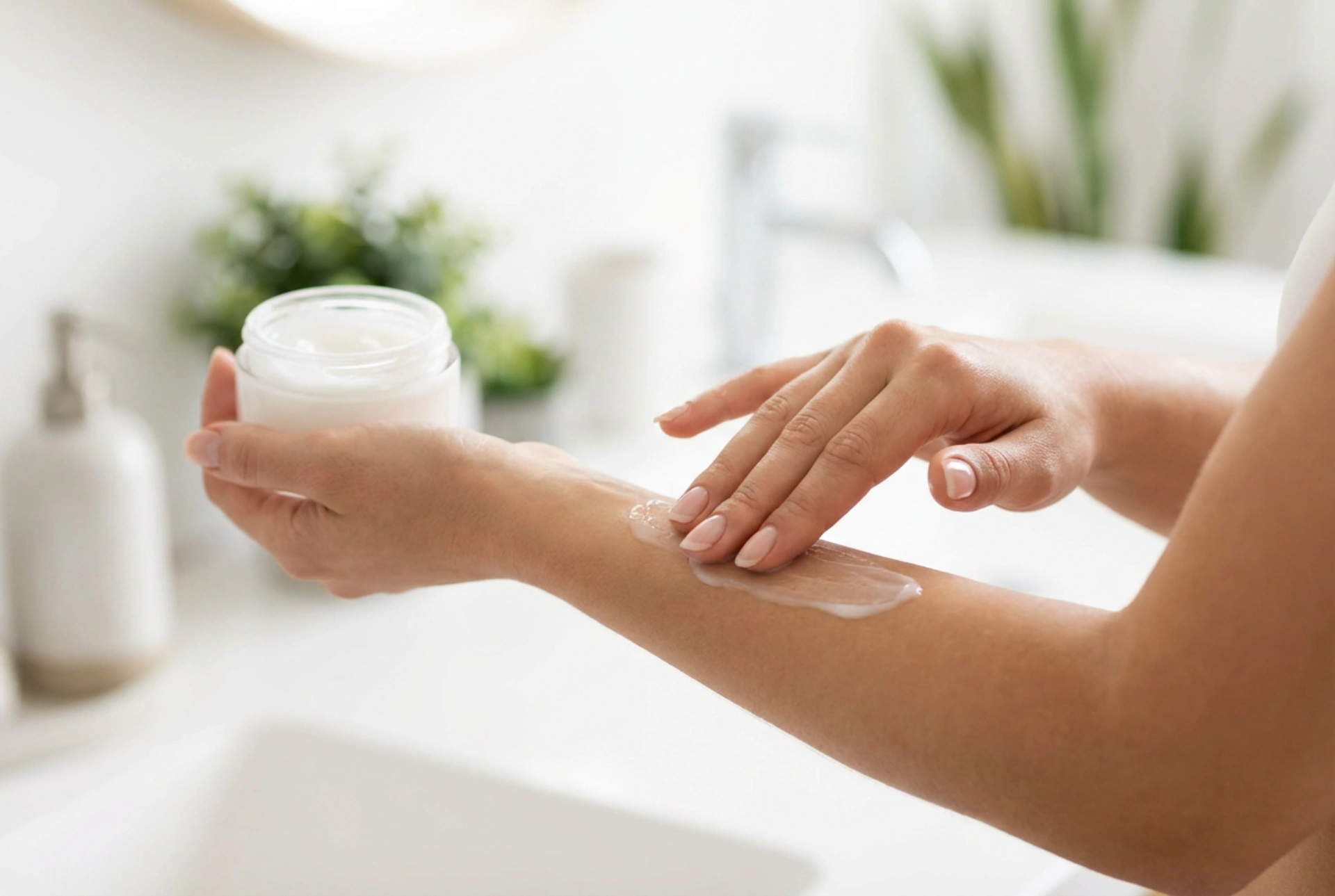 Réapplication du SPF et soin quotidien : comment utiliser votre crème hydratante protectrice sans erreurs