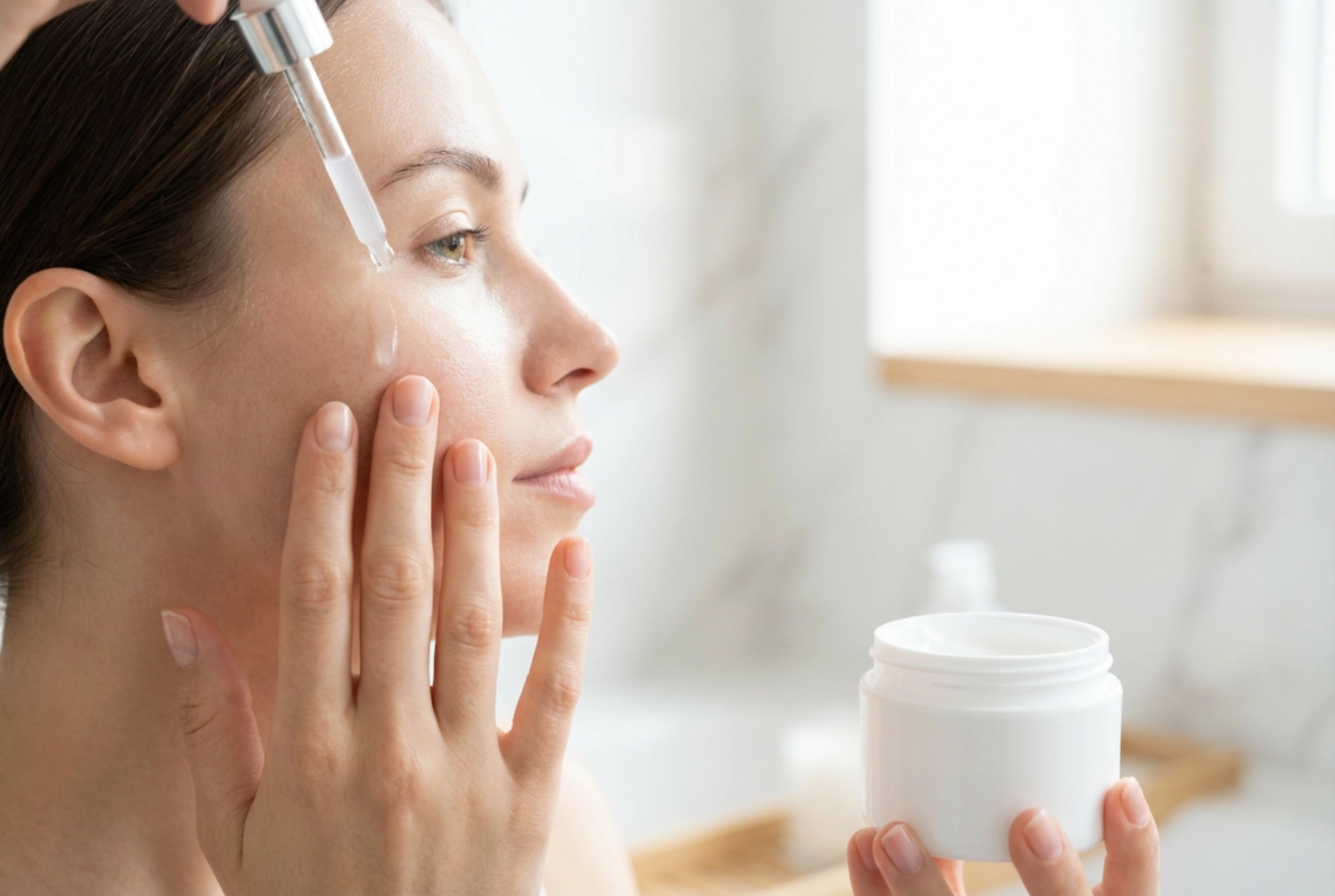 Crème à l'acide hyaluronique : application correcte et association avec un sérum