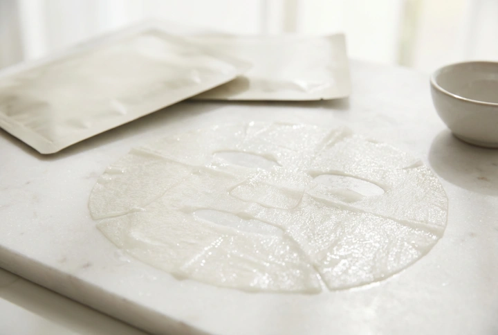 Masques en tissu : comment les choisir et les appliquer sans irritation