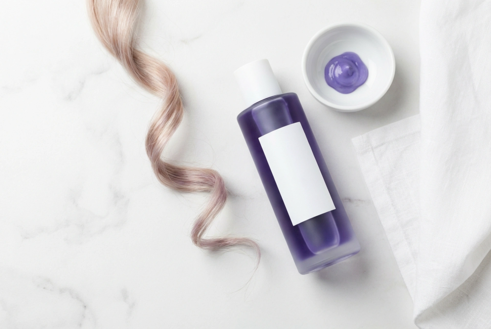 Shampooing violet pour cheveux : neutraliser les tons jaunes pas à pas