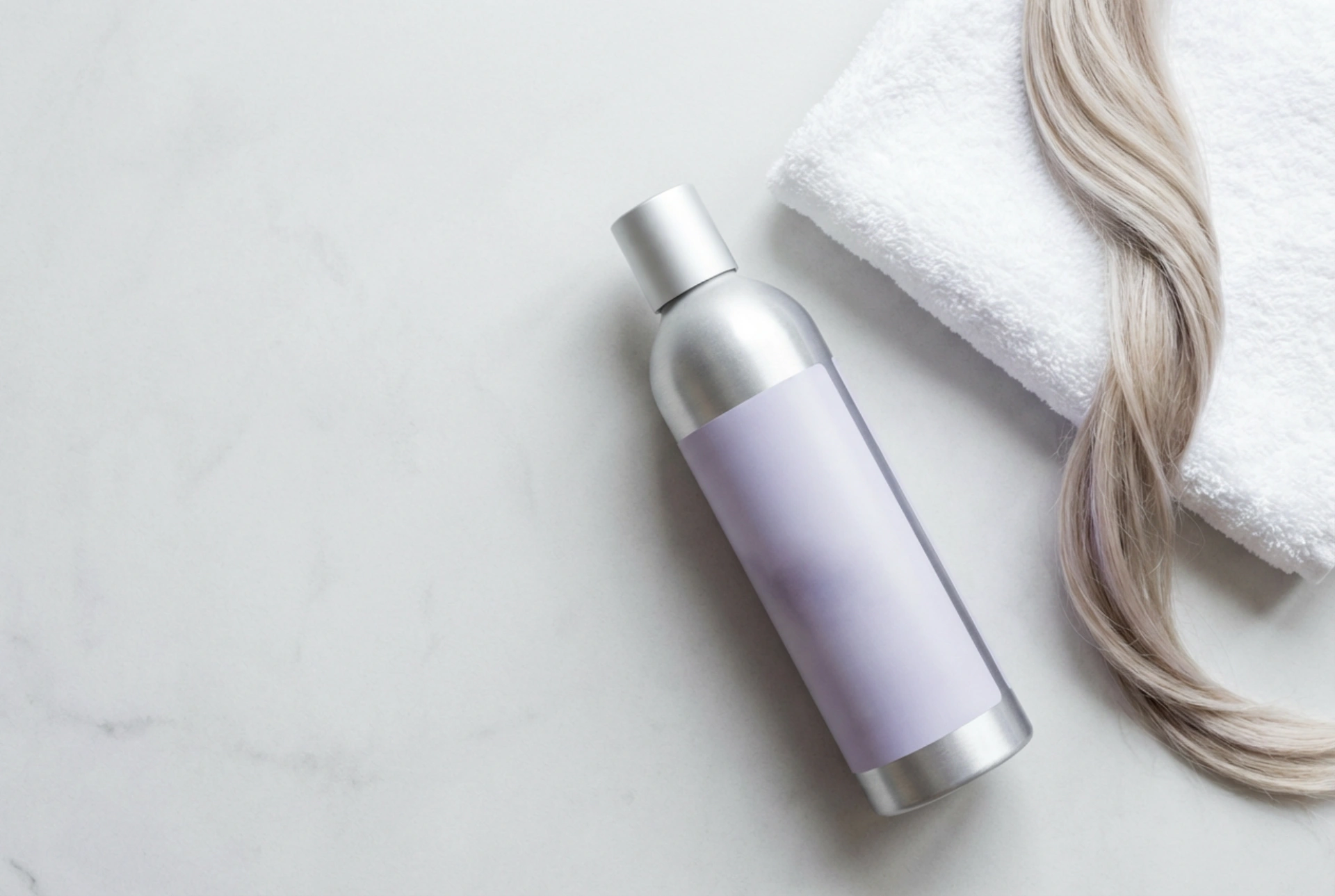 Shampooing violet : neutraliser les tons jaunes étape par étape