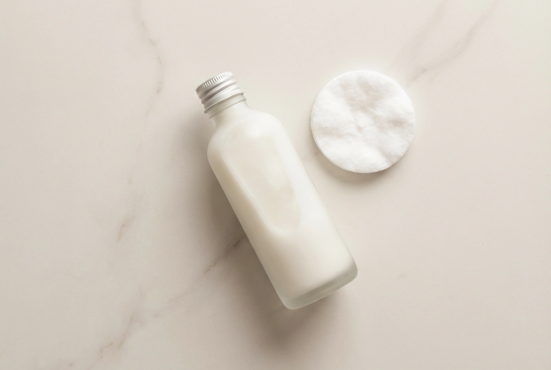Lait démaquillant : quand l'adopter et comment l'utiliser sans frotter