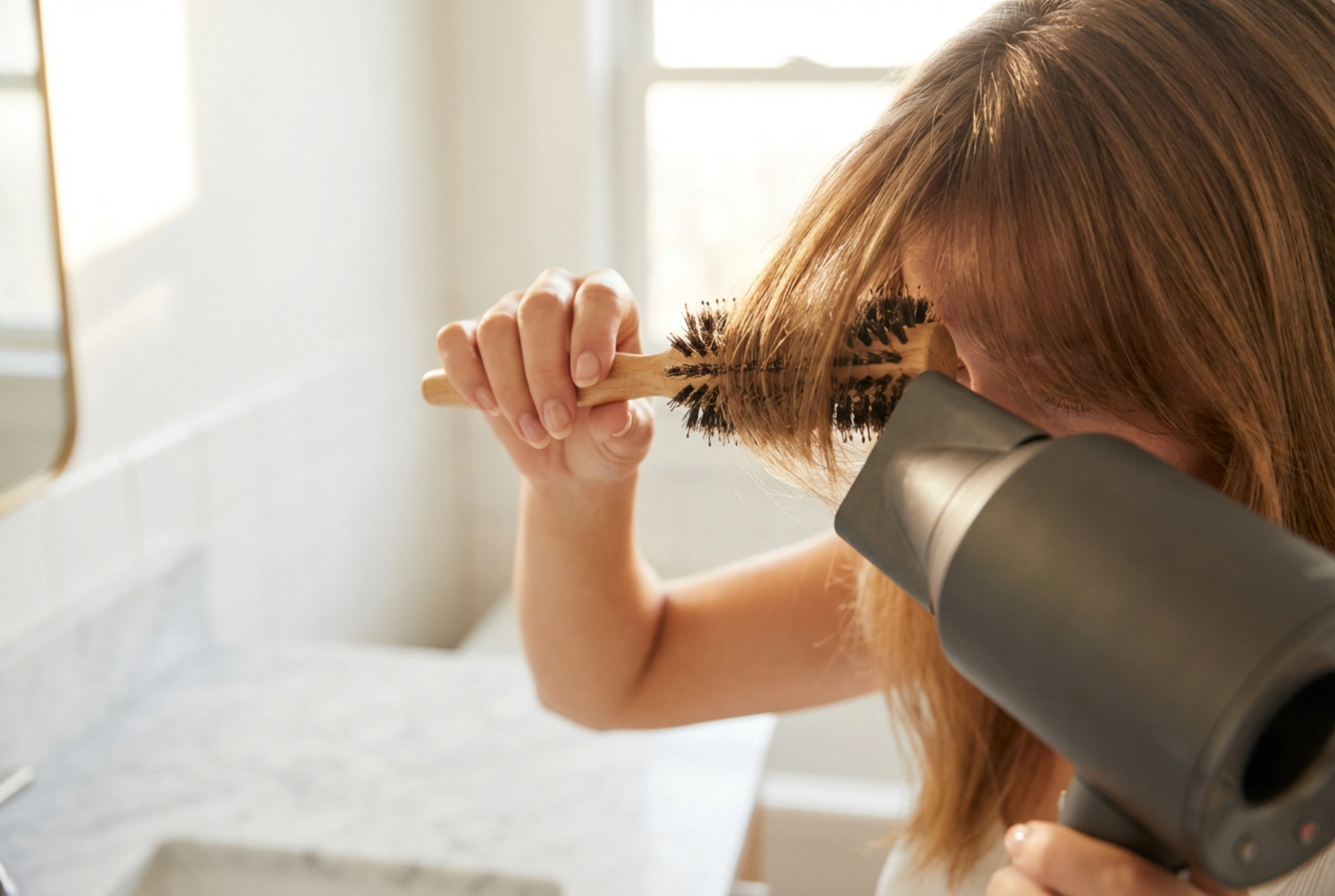 Frange légère : comment la couper, la sécher et lui donner du volume
