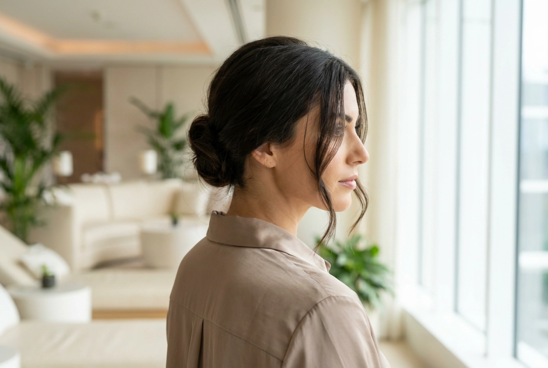 Coiffure élégante pour la mère de la mariée : subtilité et tenue toute la journée