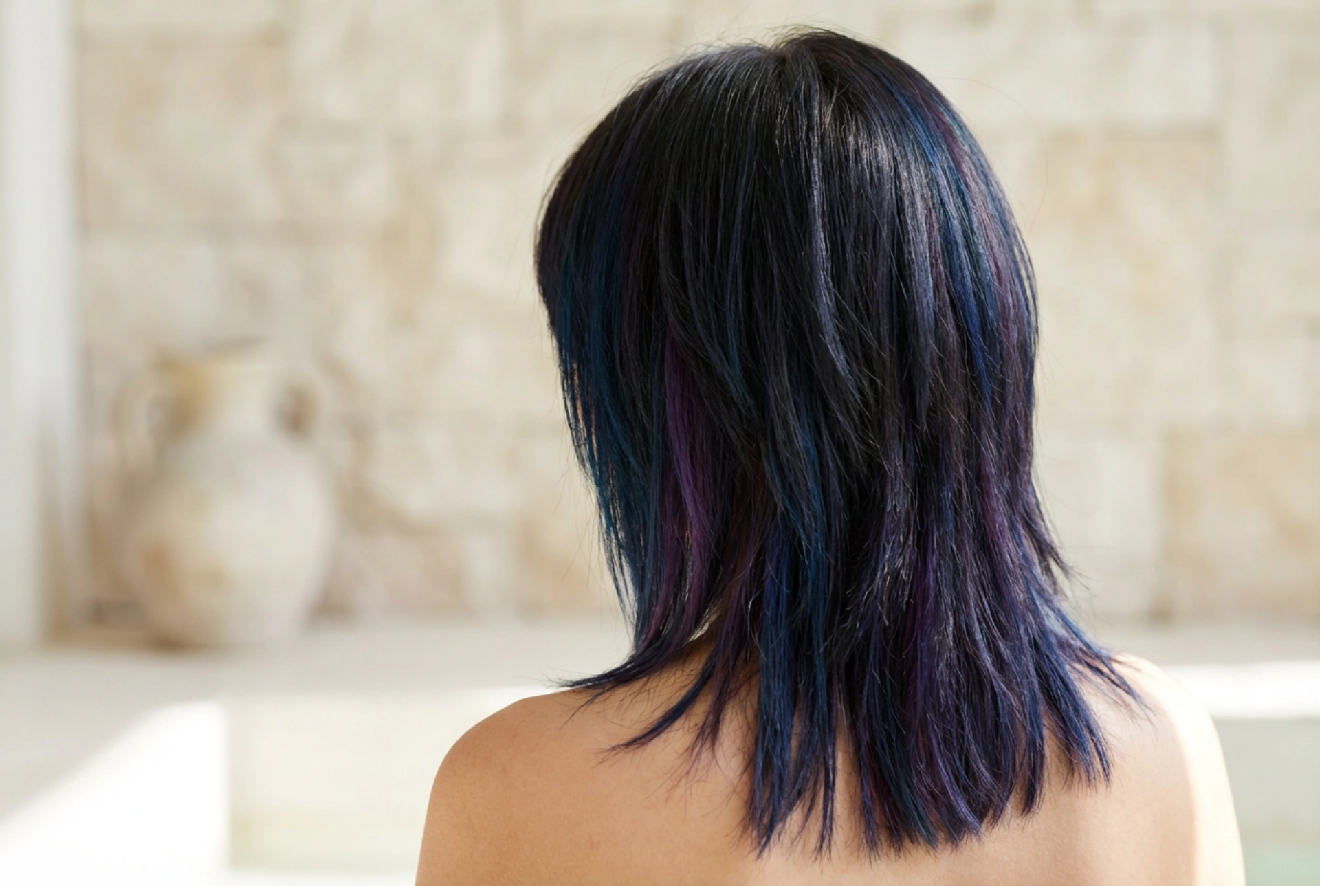 Coupe emo pour femme : dégradé structuré, coiffage et entretien de la couleur