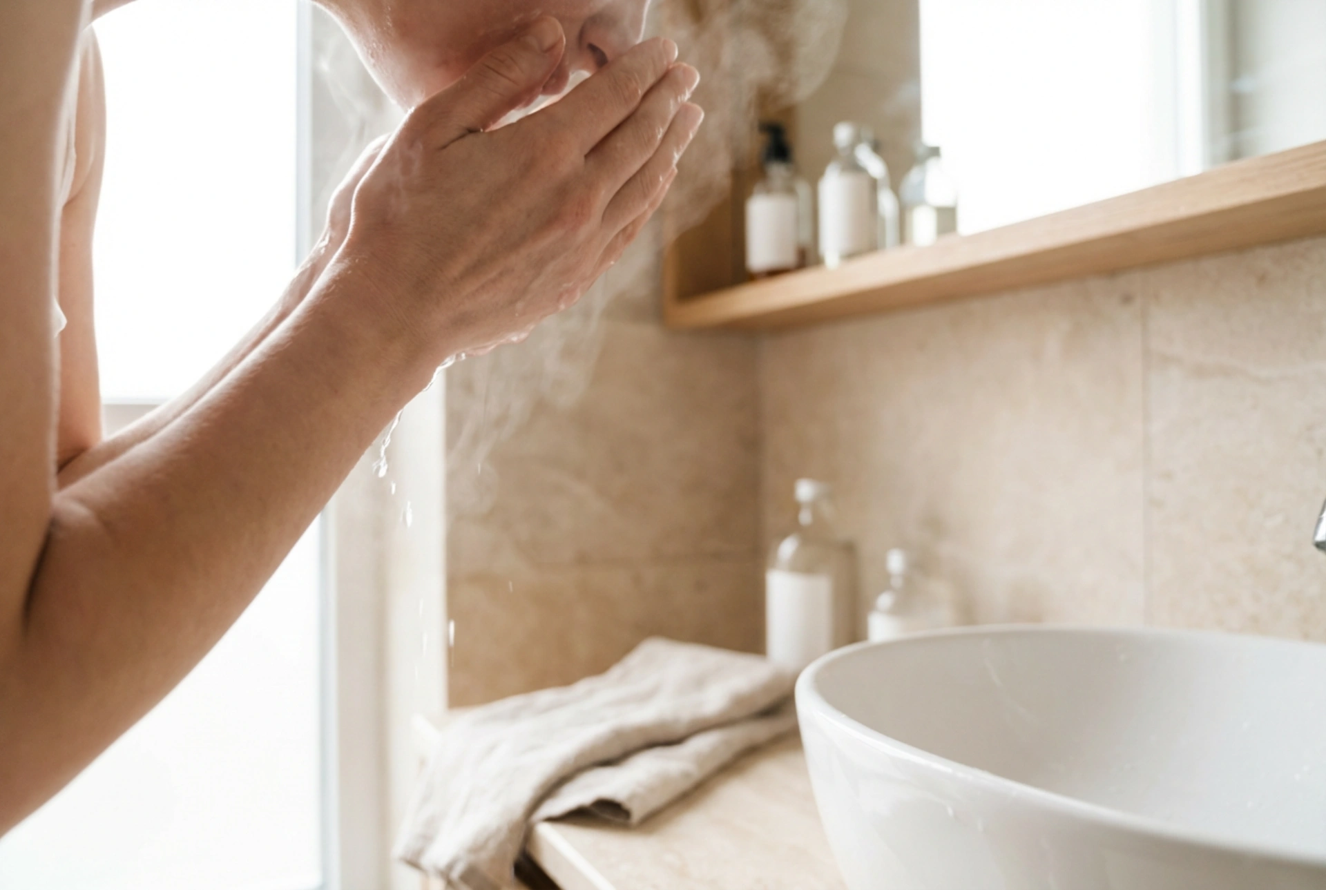 Nettoyage du visage sans erreur : techniques, fréquence et bonnes habitudes