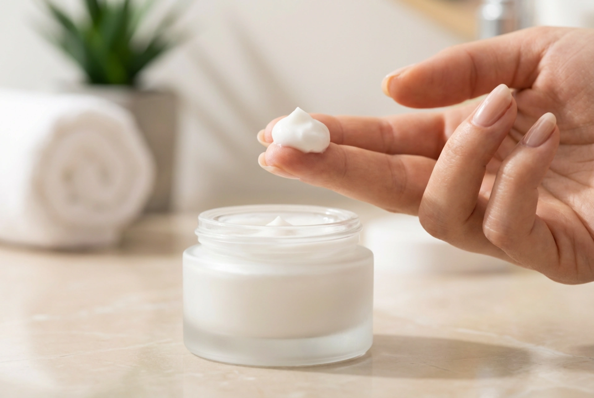 Crème hydratante pour le visage en pratique : moment de la journée, quantité et technique