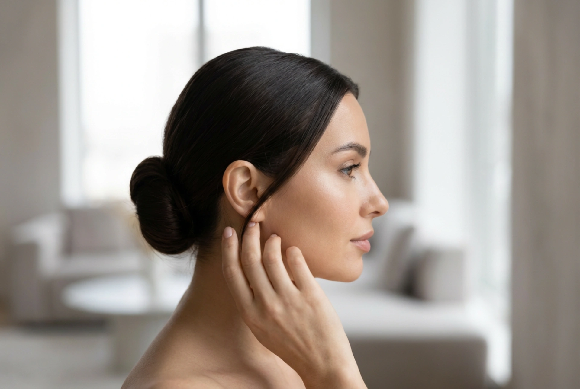 Coiffures rapides pour le travail : chignon banane lisse, chignon bas et torsade