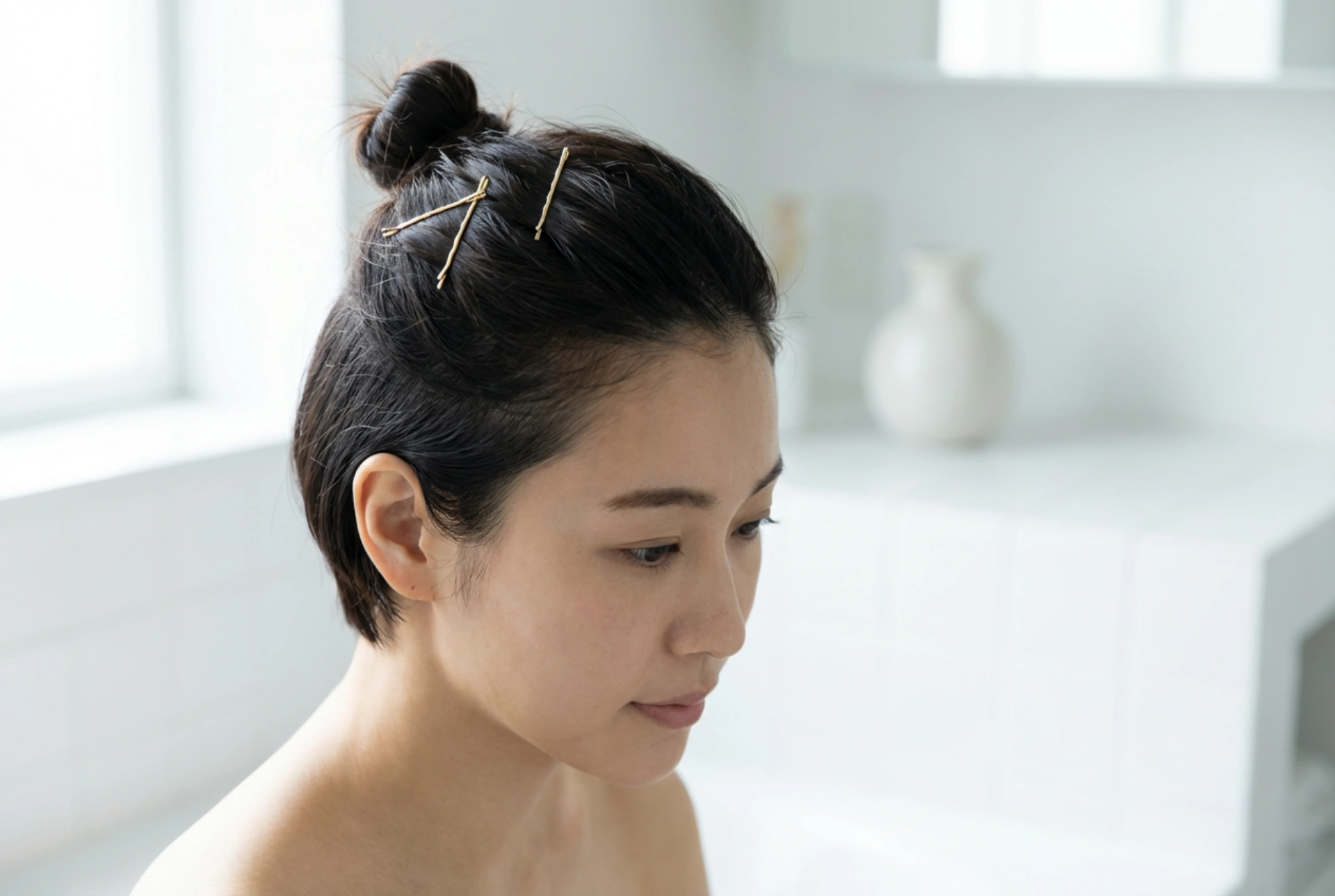 Coiffer les cheveux courts : épingles, mini-chignons et attaches astucieuses