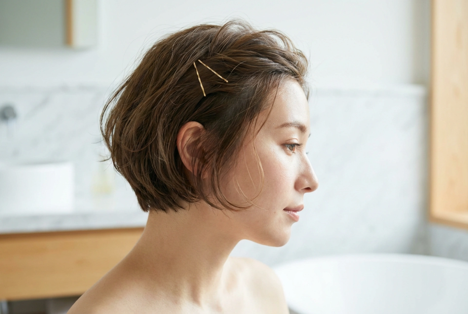 Coiffures relevées pour cheveux courts : attaches astucieuses, volume et accessoires