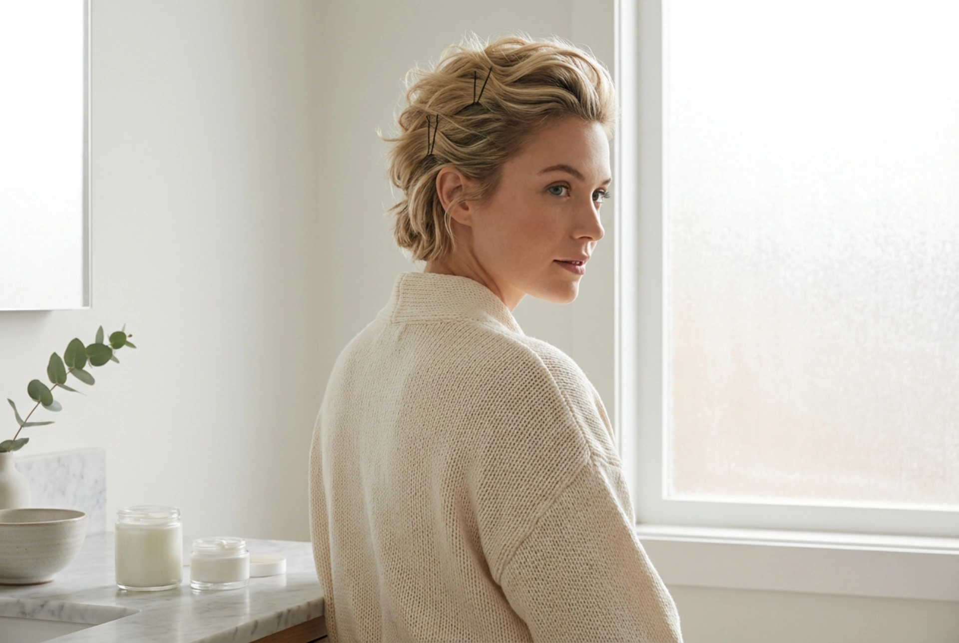 Coiffures pour cheveux courts : chignons rapides et texture sans fer à friser
