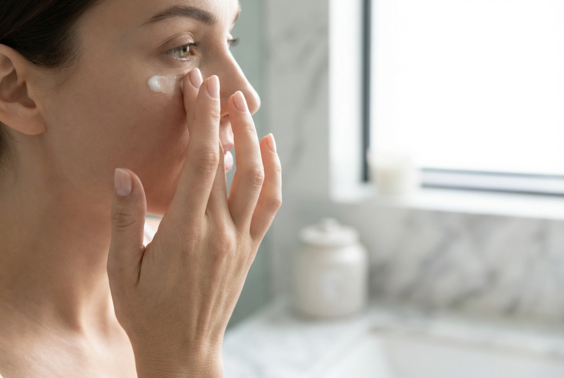 Crème contour des yeux hydratante : comment choisir la texture et l'appliquer sans frotter