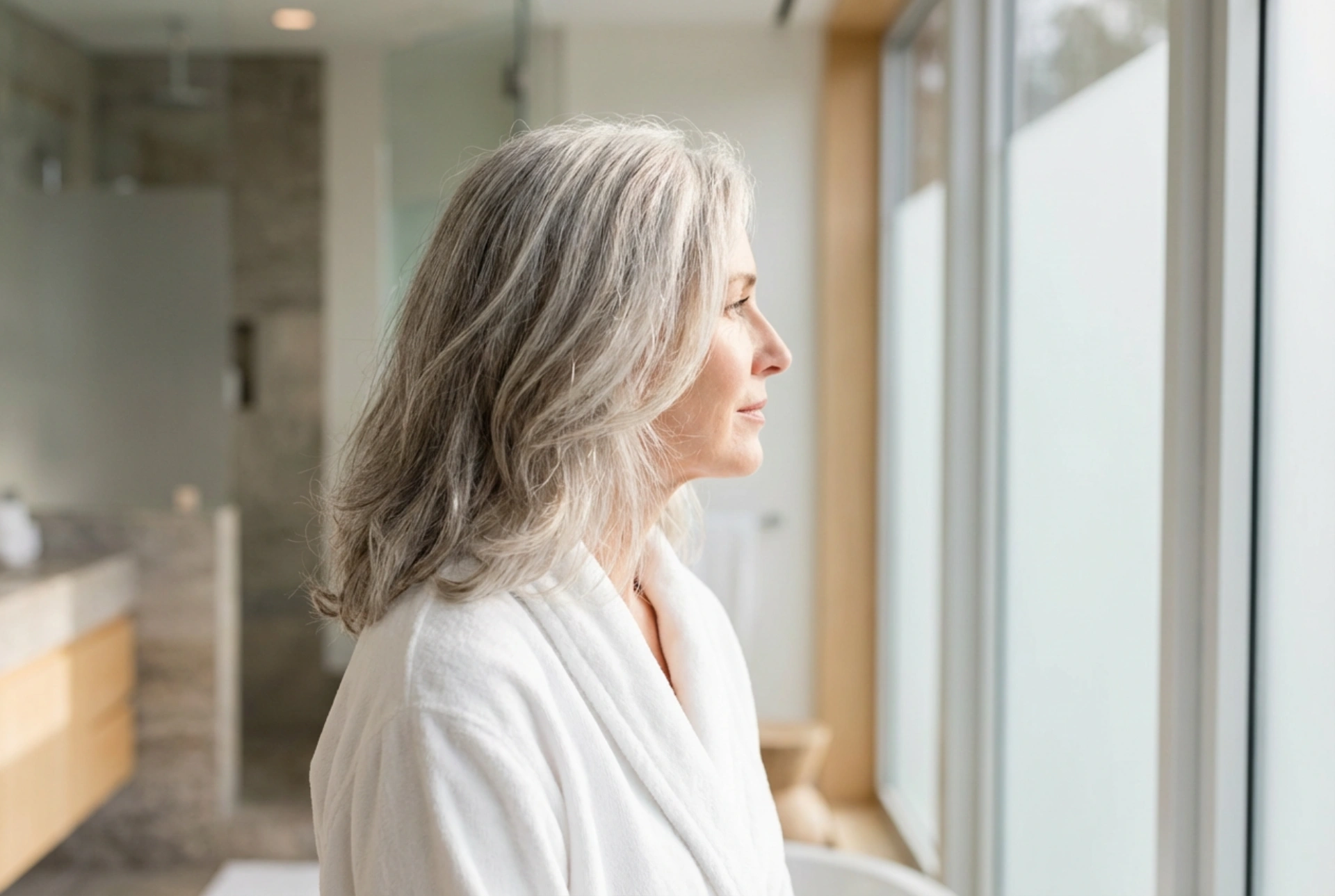 Élégance et confort : sublimer les cheveux gris avec une finition douce