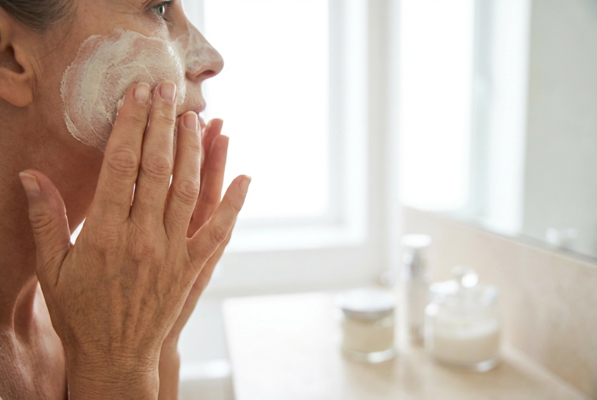Masques visage pour peaux matures : choisir et appliquer les bons soins après 60 ans