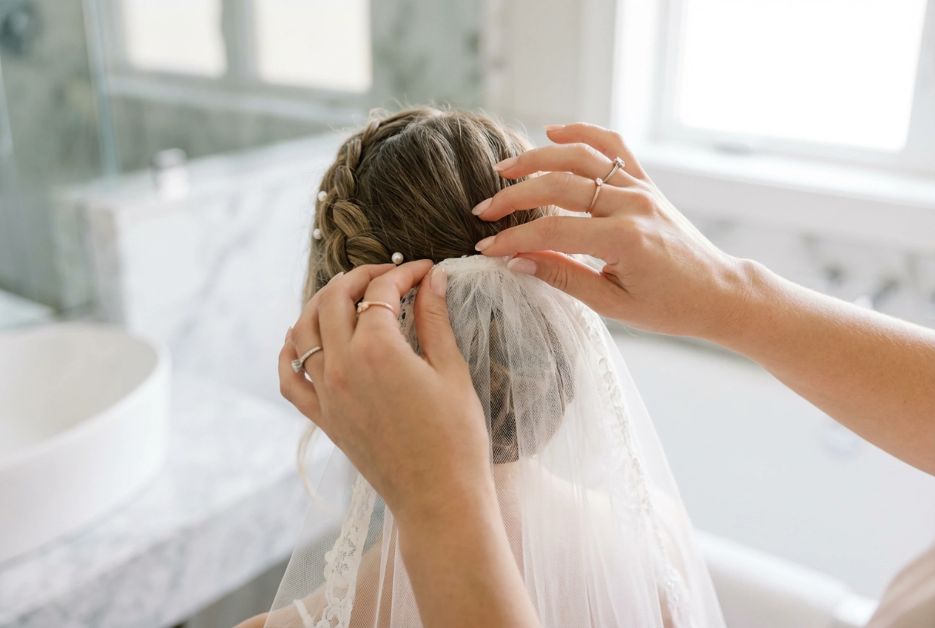 Coiffures de mariée avec voile : comment le fixer et le coiffer pour qu'il tienne toute la nuit