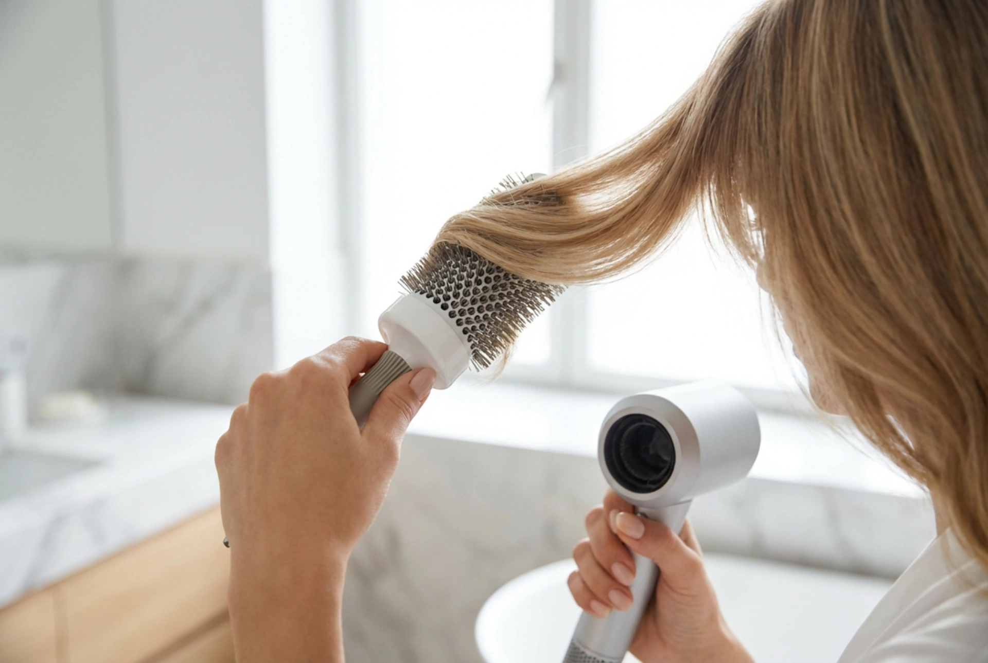 Frange sur le côté : techniques de séchage, de coiffage et de fixation