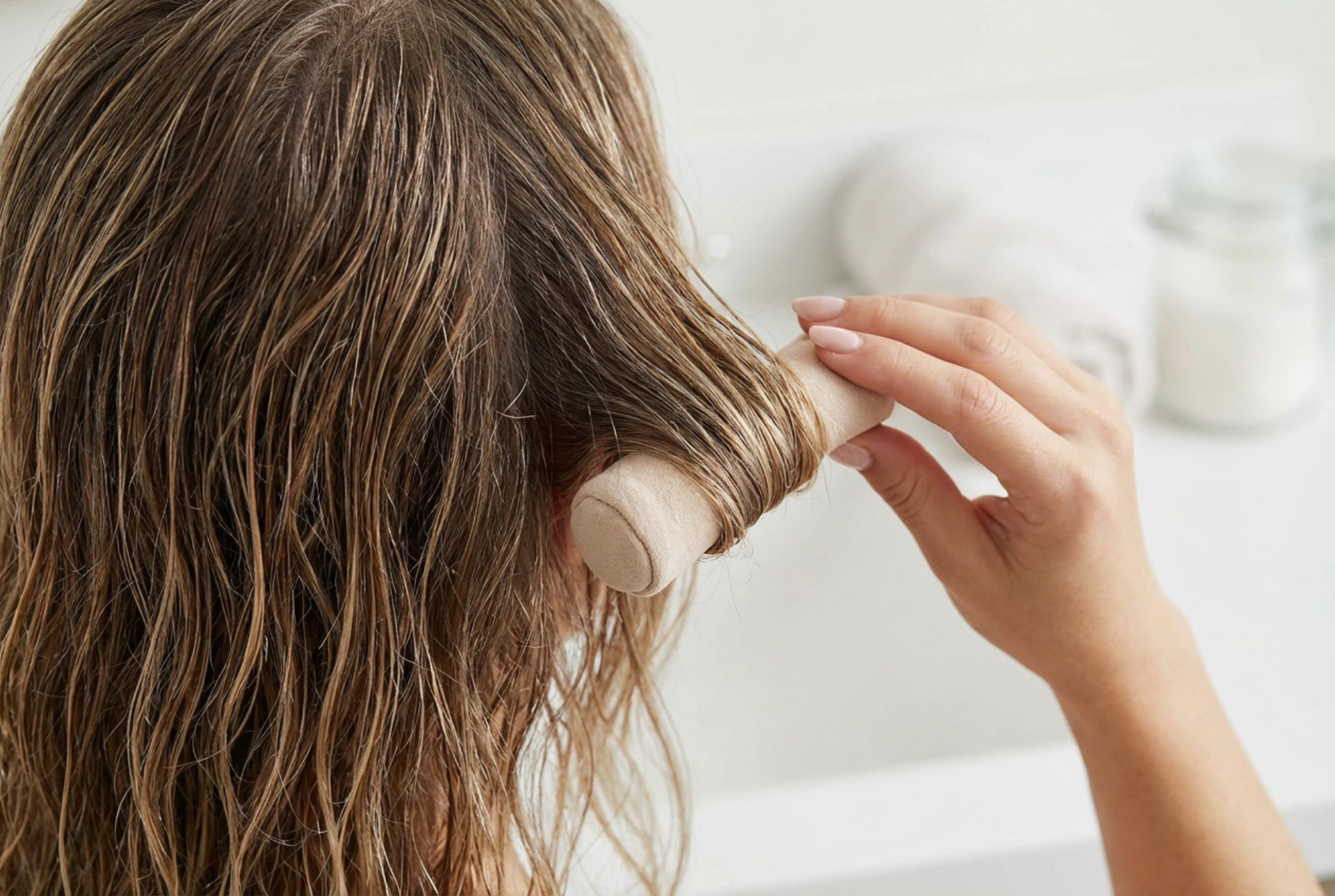 Rouleaux pour cheveux : comment obtenir du volume à la racine et des ondulations souples