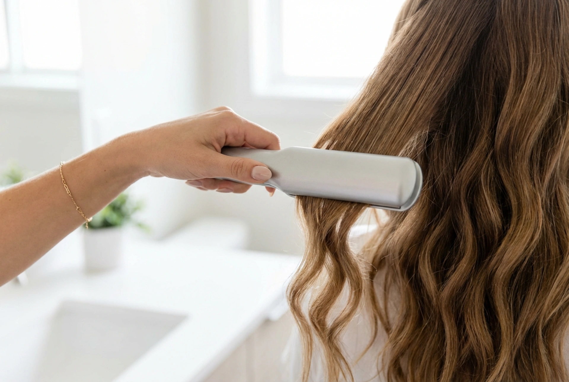 Comment obtenir de grosses ondulations avec un fer à onduler : technique et temps de pose