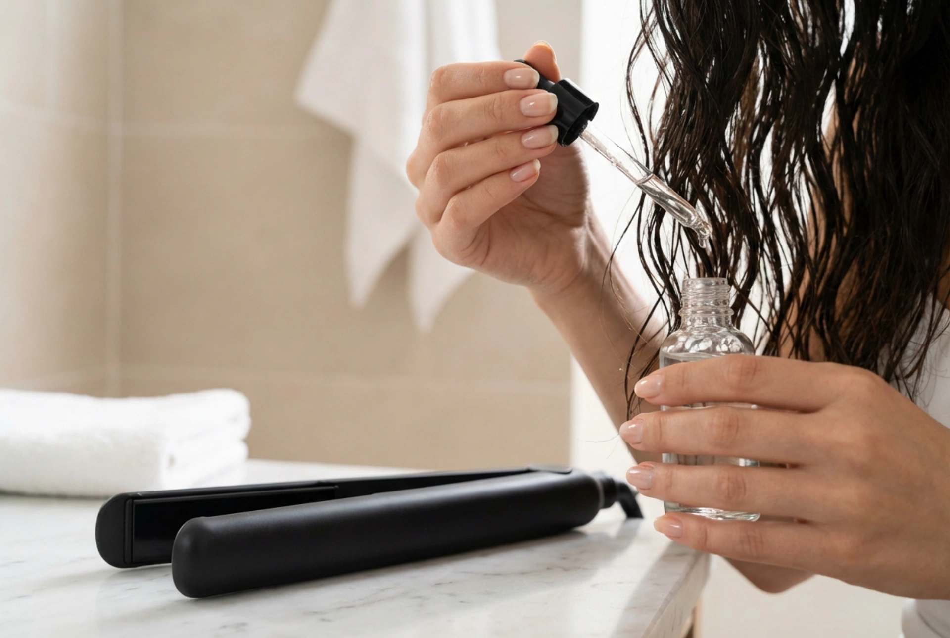 Lisseur sur cheveux humides : quand l'utiliser et comment protéger ses mèches