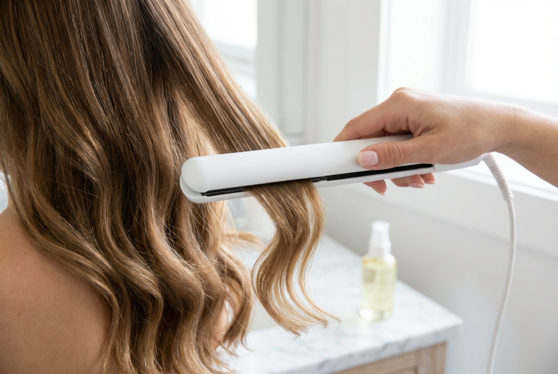 Boucler ses cheveux avec un lisseur : astuces pour un résultat rapide, sans plis et brillant