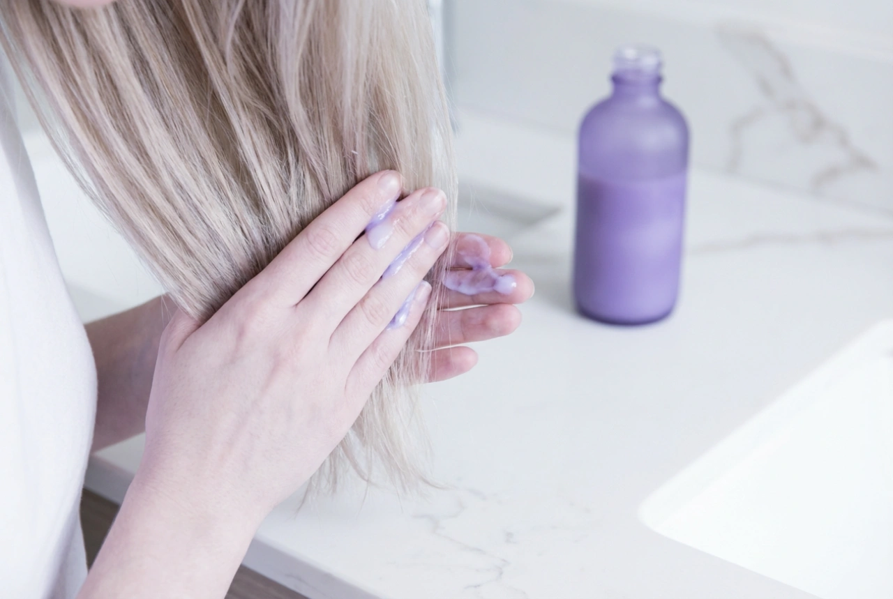 Après-shampooing violet : neutraliser les reflets jaunes étape par étape