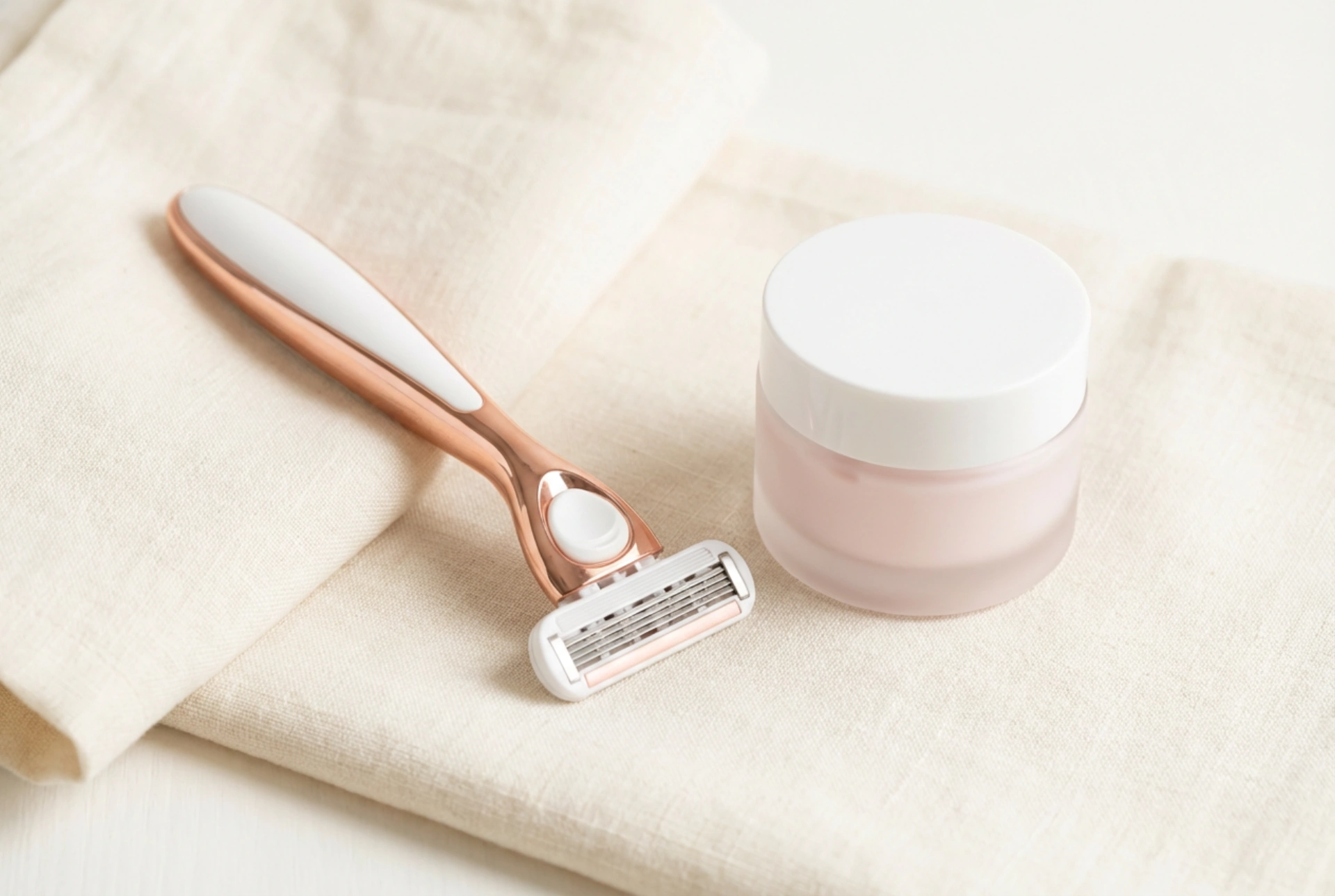 Rasoir pour femme : lames, angles et soin de la peau