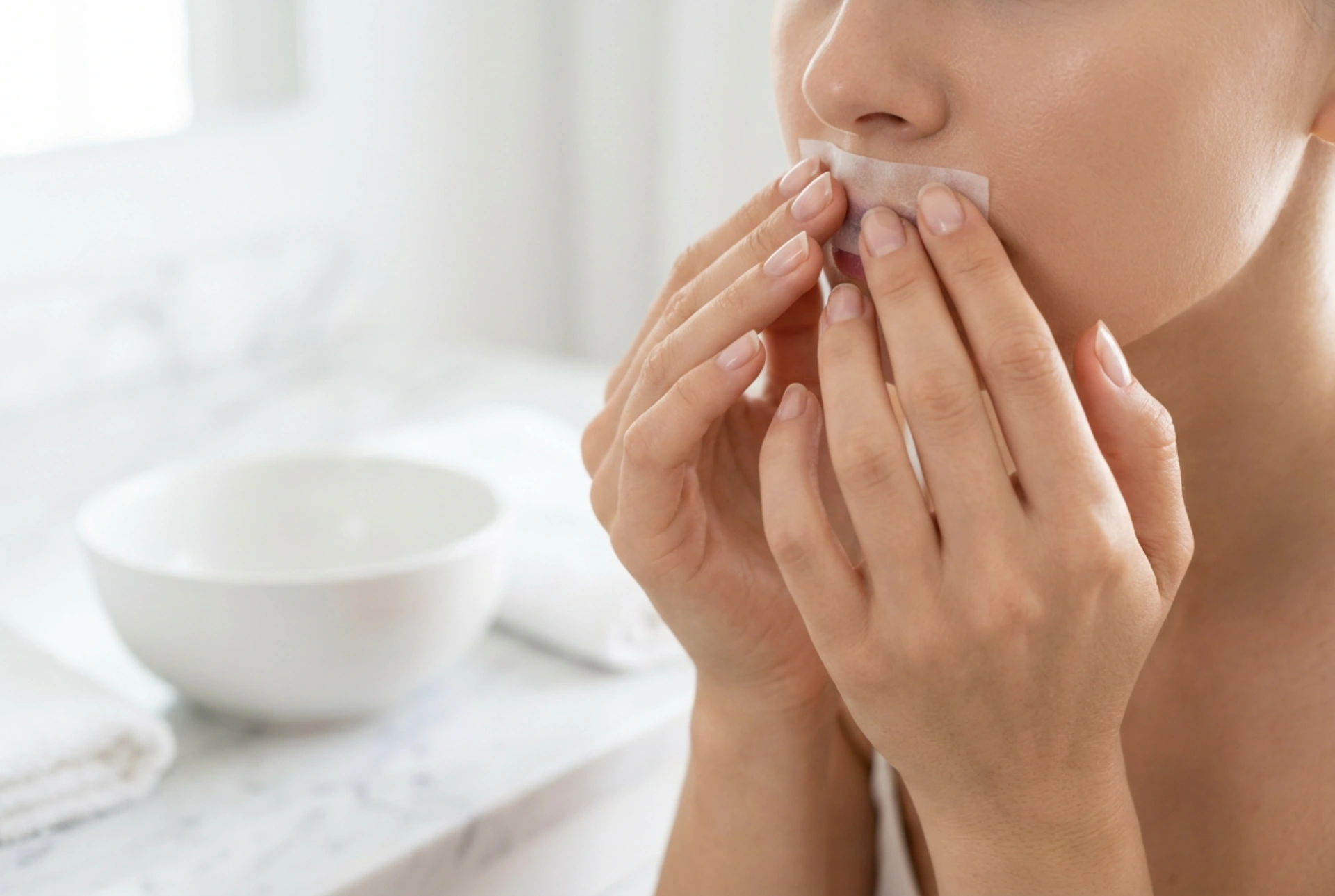 Bandes de cire pour la lèvre supérieure : comment les appliquer et les retirer correctement