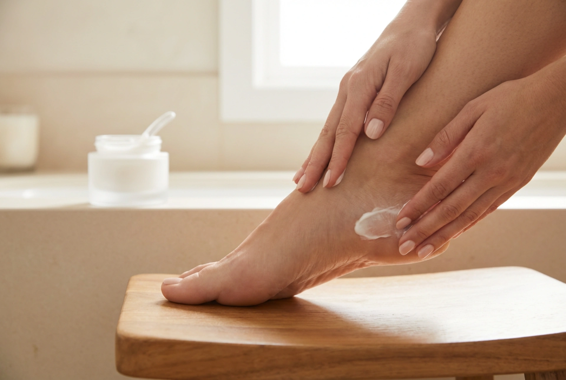 Solution pour les talons fendillés : soin quotidien et bonnes habitudes