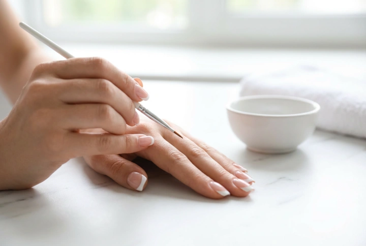 Manucure française à la maison : comment tracer une ligne de sourire parfaite