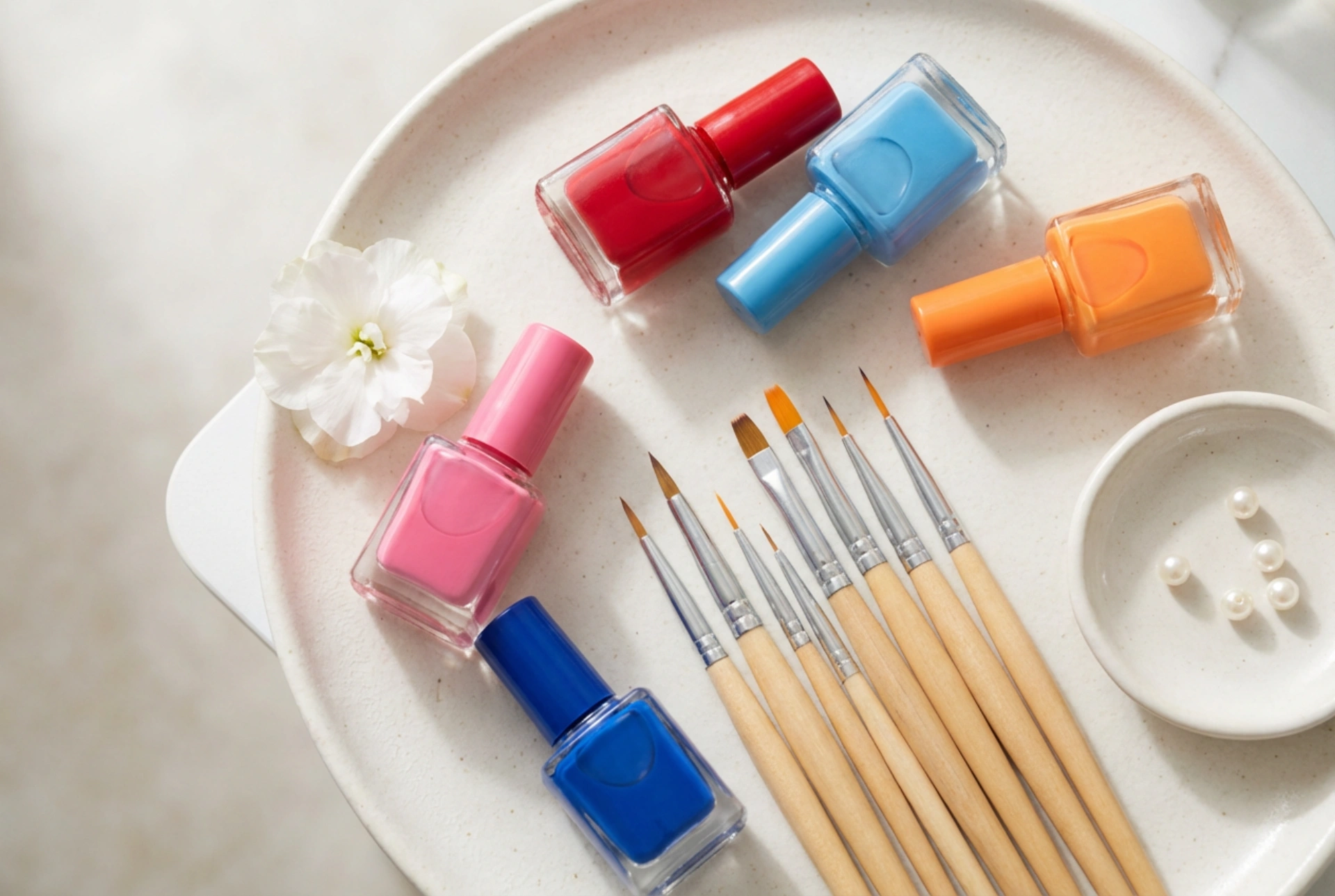 Vernis pour la décoration des ongles : types, pinceaux et techniques d'application