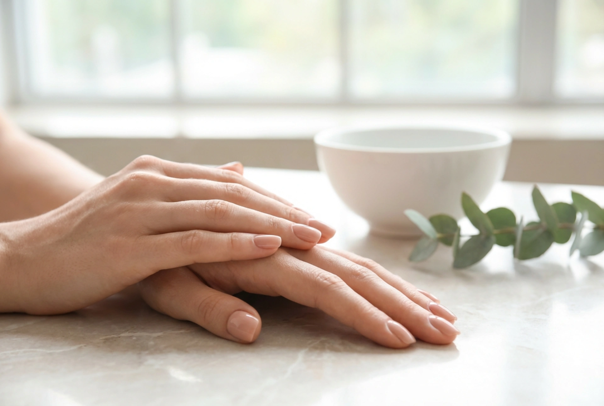 Ongles hybrides naturels : application fine, couleurs nude et brillance
