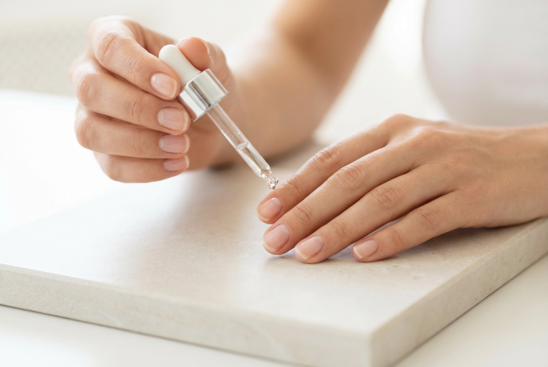 Émollient pour cuticules : comment ramollir et repousser les cuticules en toute sécurité