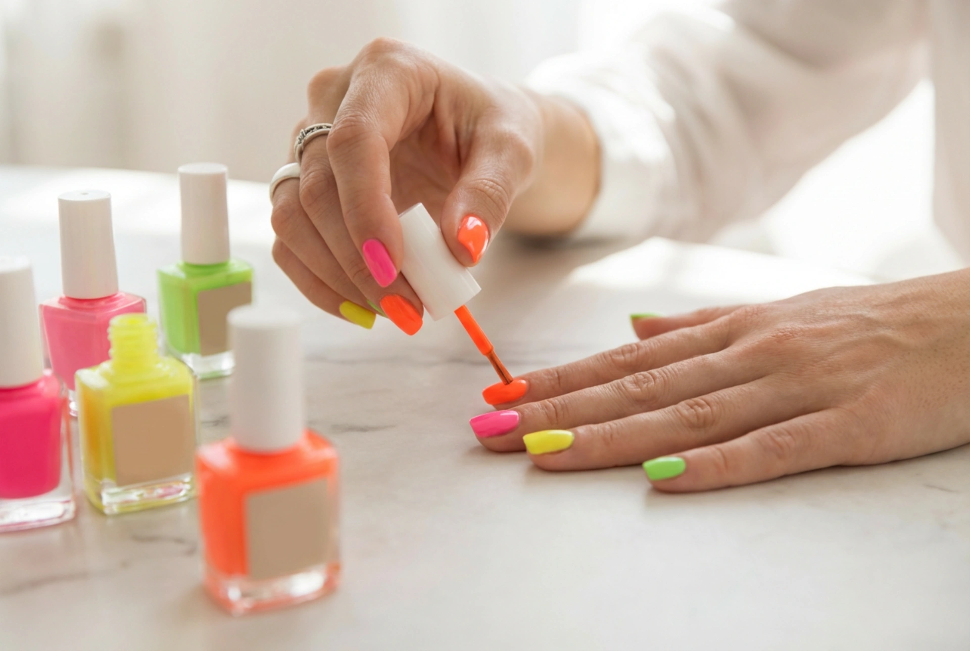 Couleur néon pour les ongles étape par étape : choix de la teinte et application