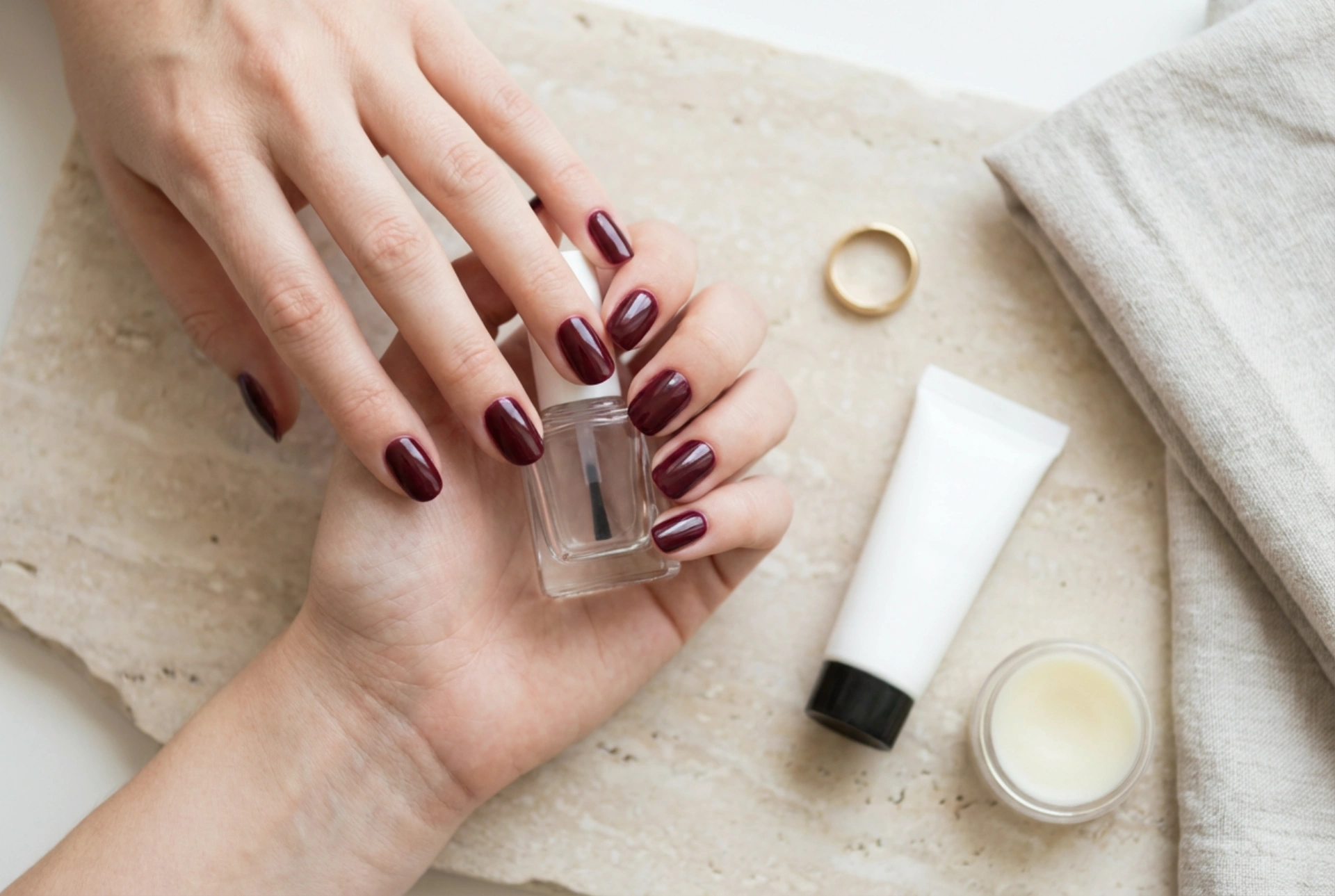Ongles bordeaux avec classe : choix de la teinte, application et entretien
