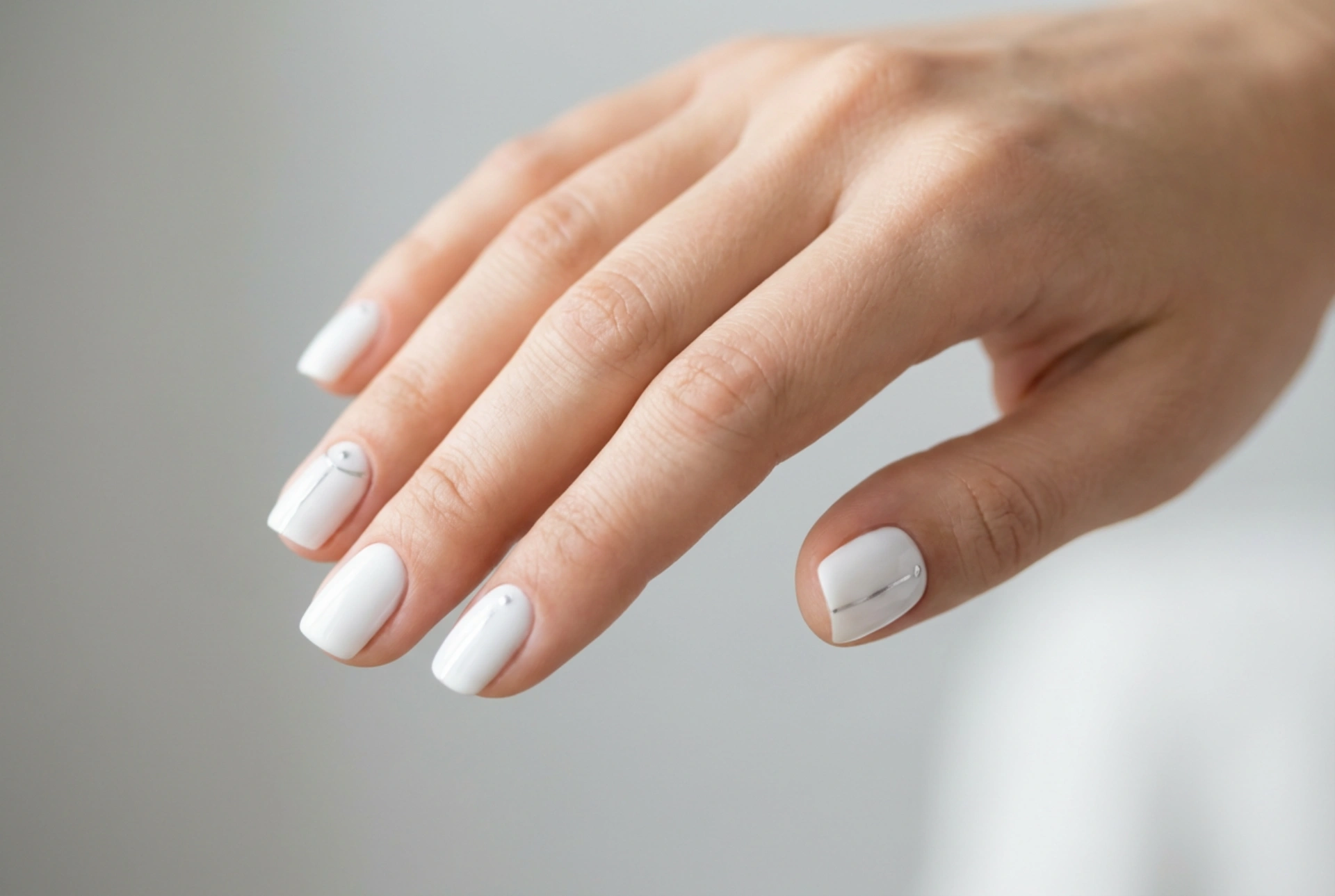 Nail art sur ongles blancs : comment ajouter des touches d'élégance sans en faire trop