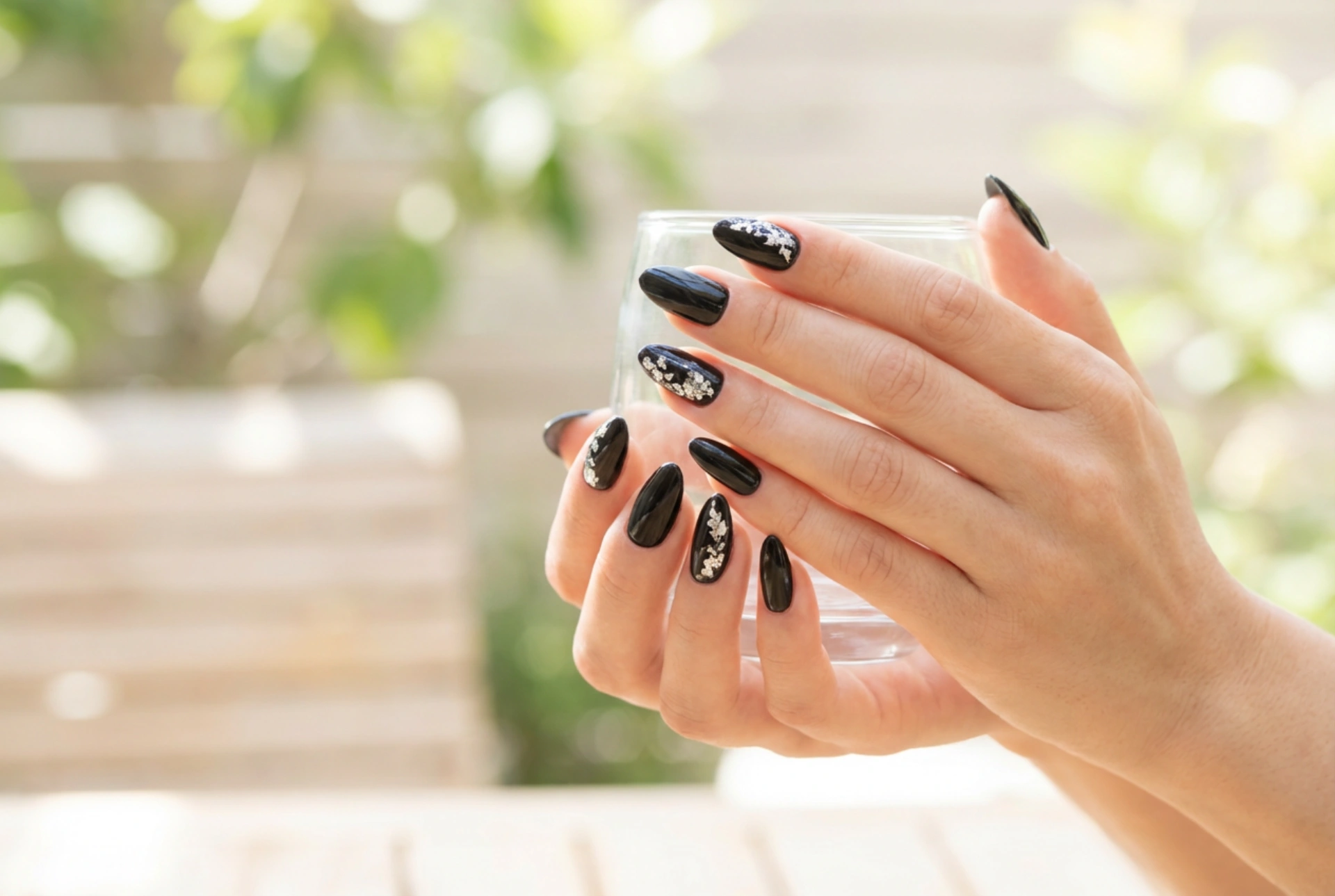 Ongles noirs pour l'été : comment ajouter de la légèreté avec des décorations et des finitions