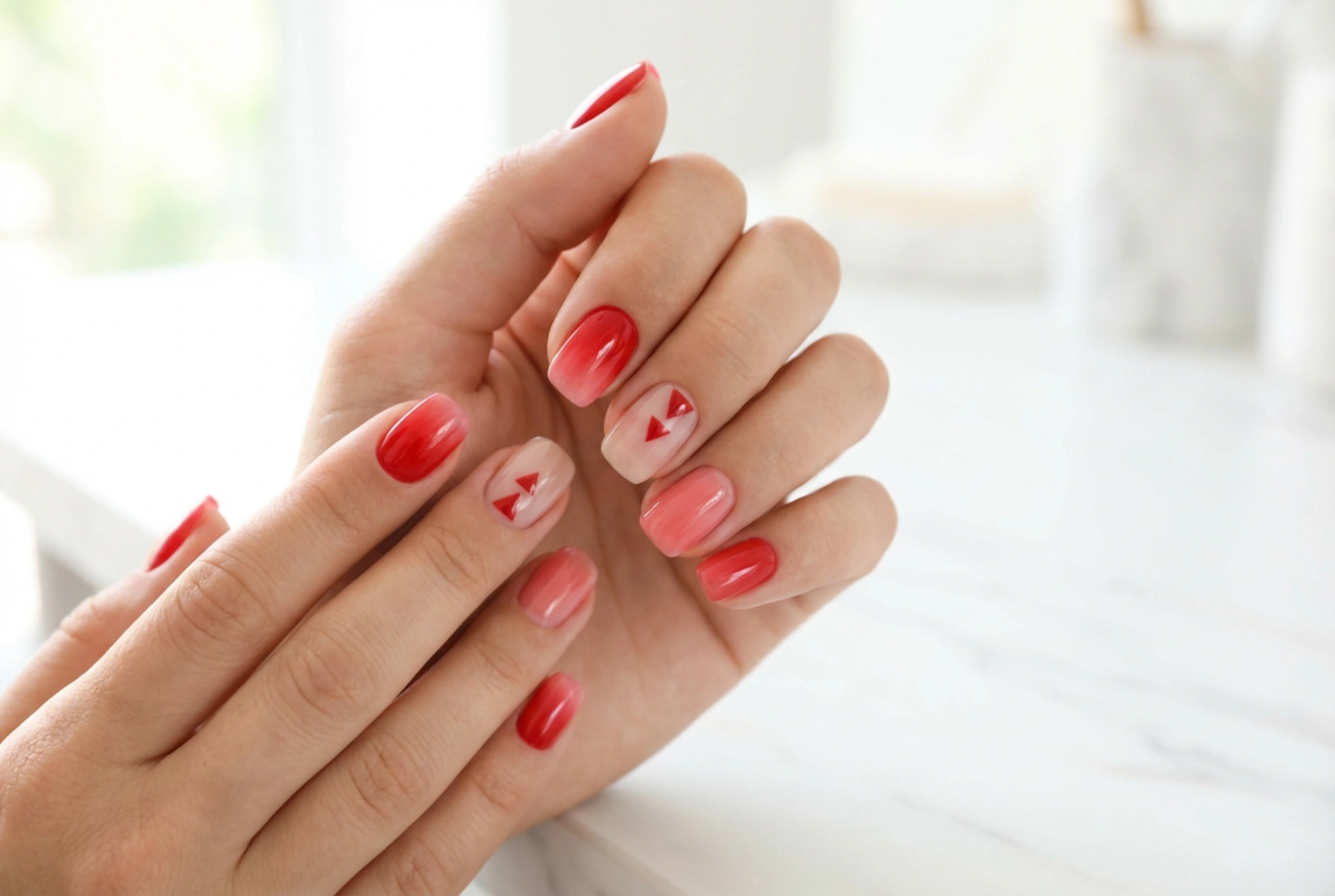 Ongles rouges pour l'été : finitions légères, negative space et ombré