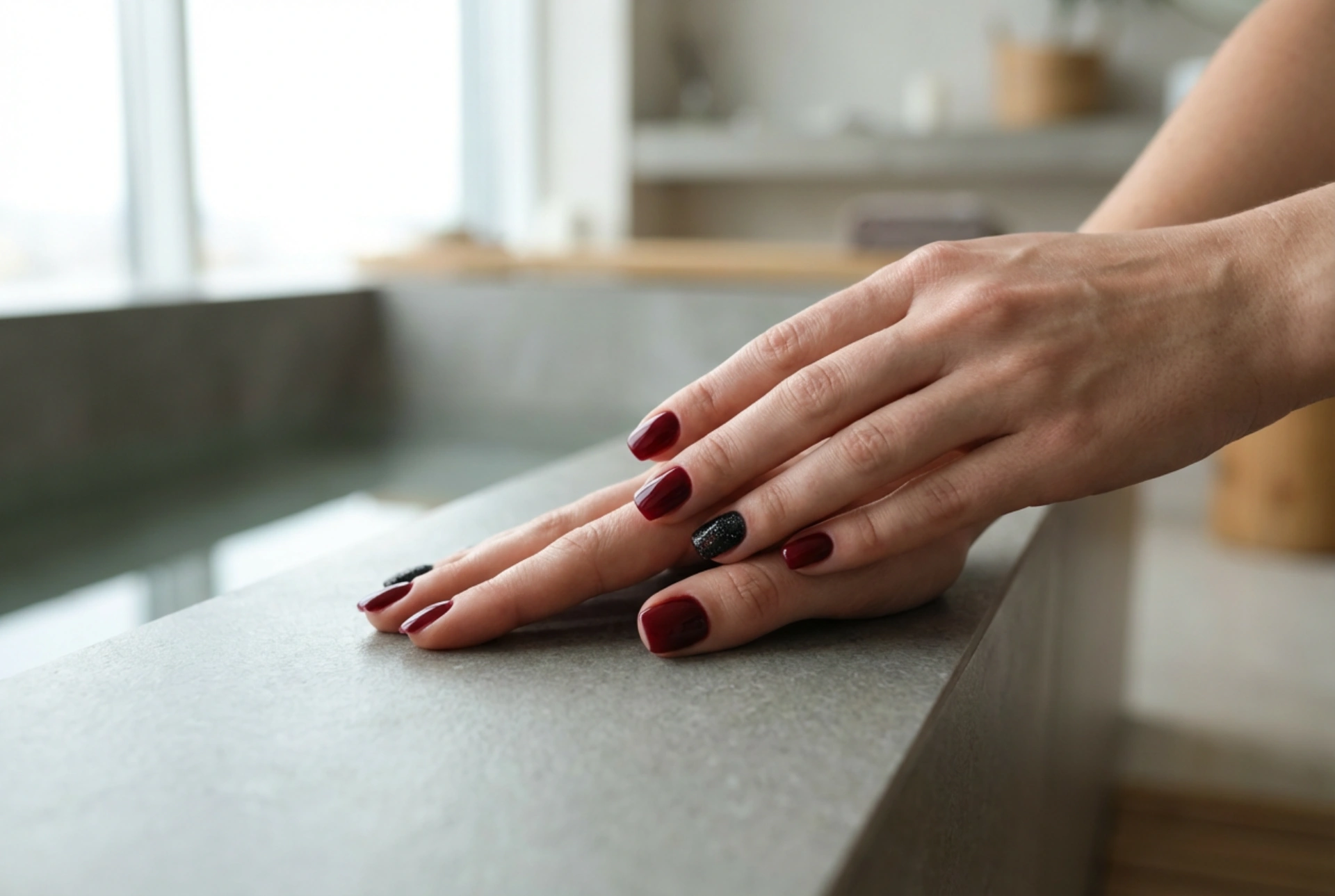 Ongles rouges avec paillettes noires : comment combiner les textures et les couleurs