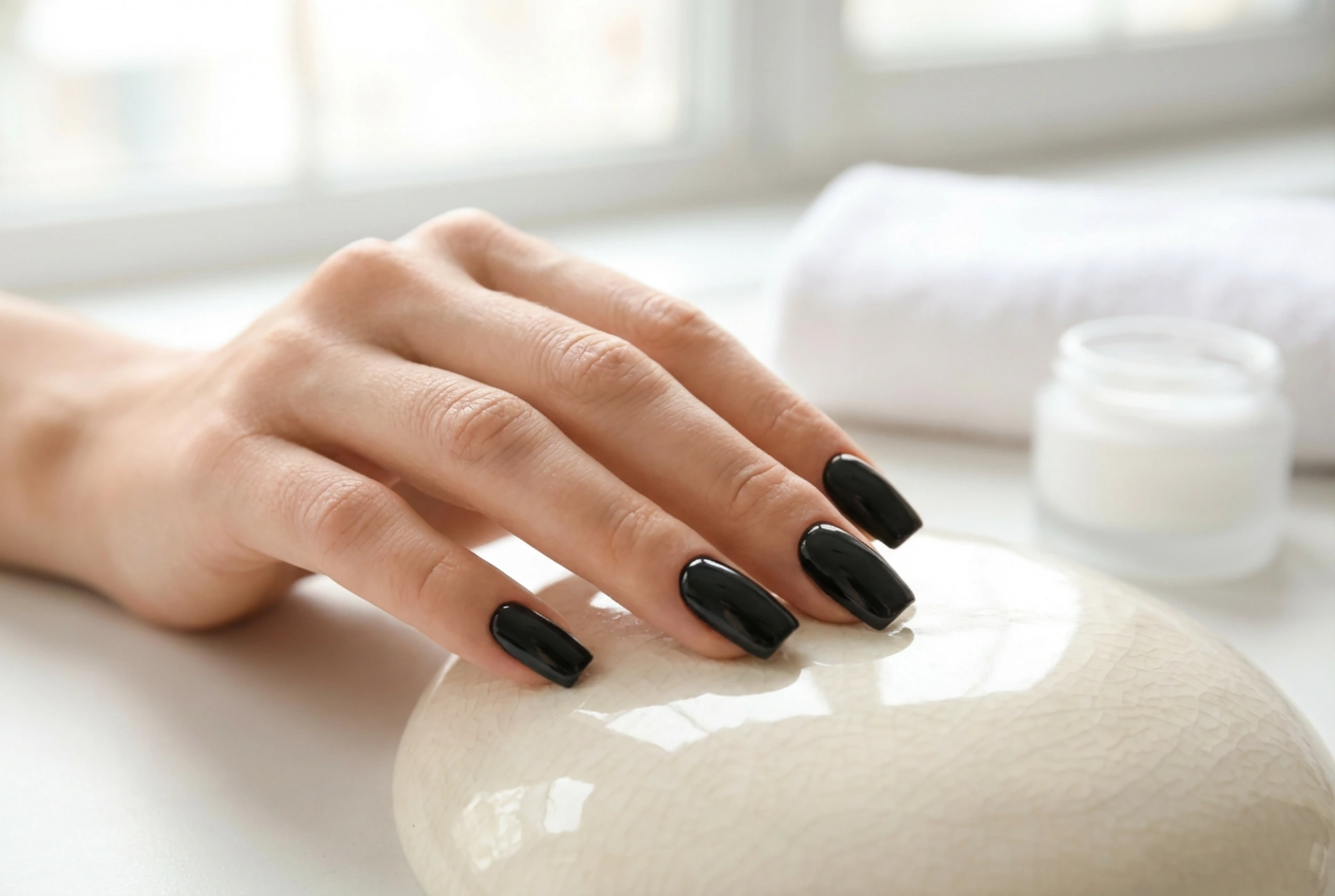 Ongles Carrés Noirs : Précision, Couvrance et Finition Parfaite