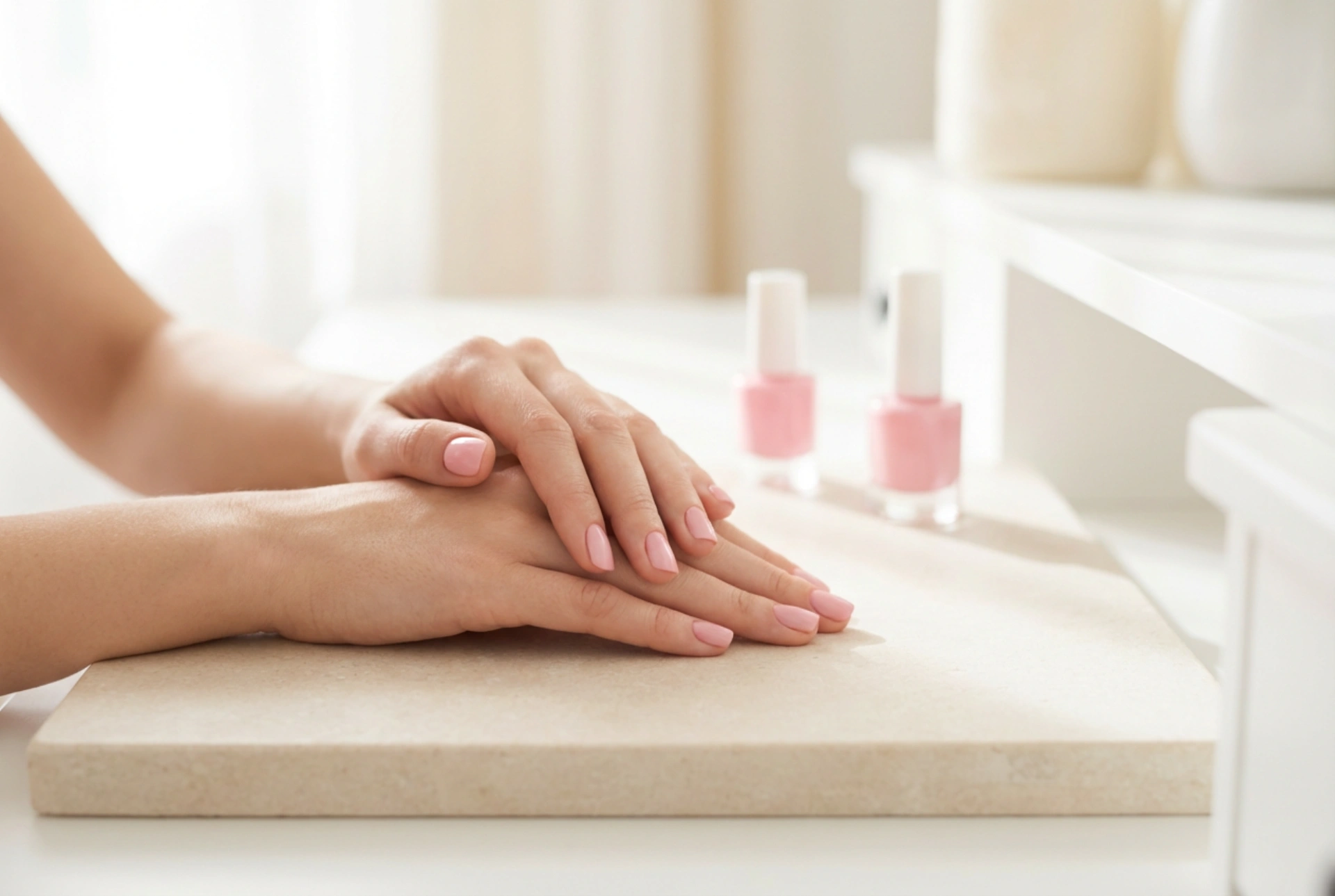 Manucure dans les tons de rose : des ongles impeccables étape par étape