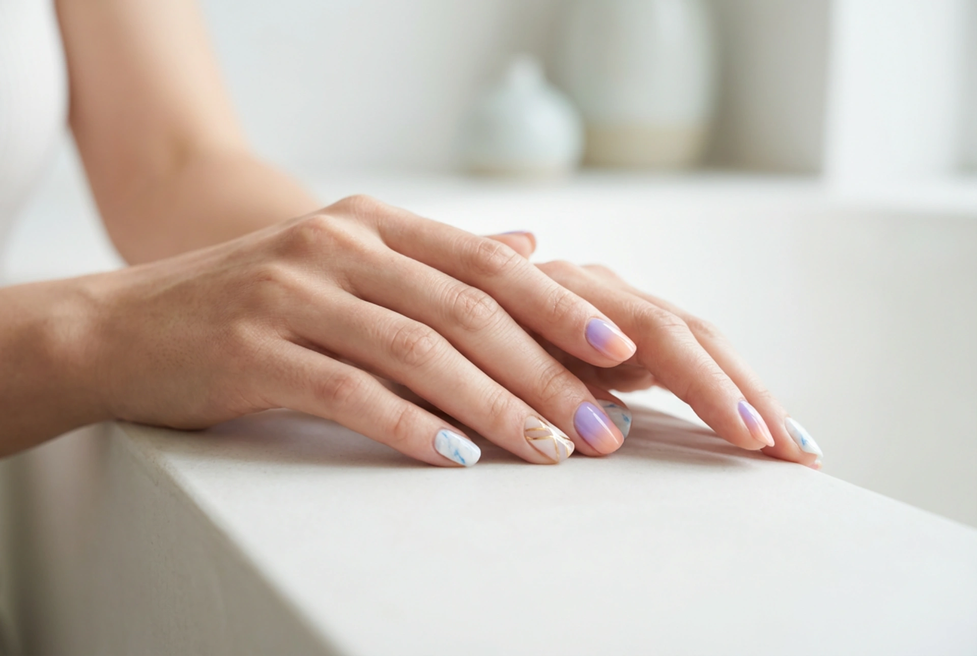 Ongles en gel colorés : trois façons de combiner les couleurs et les décorations
