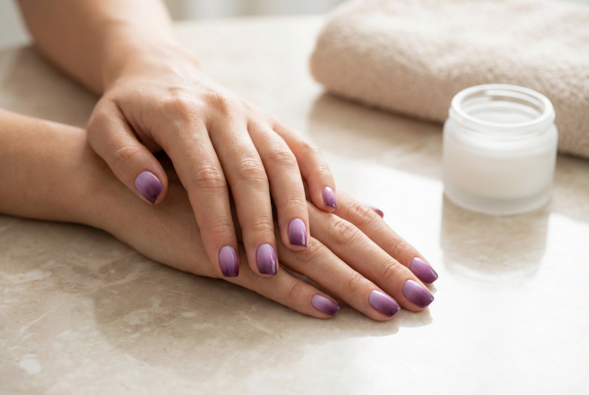 Ongles ombrés violets : du lilas à la prune, des transitions fluides