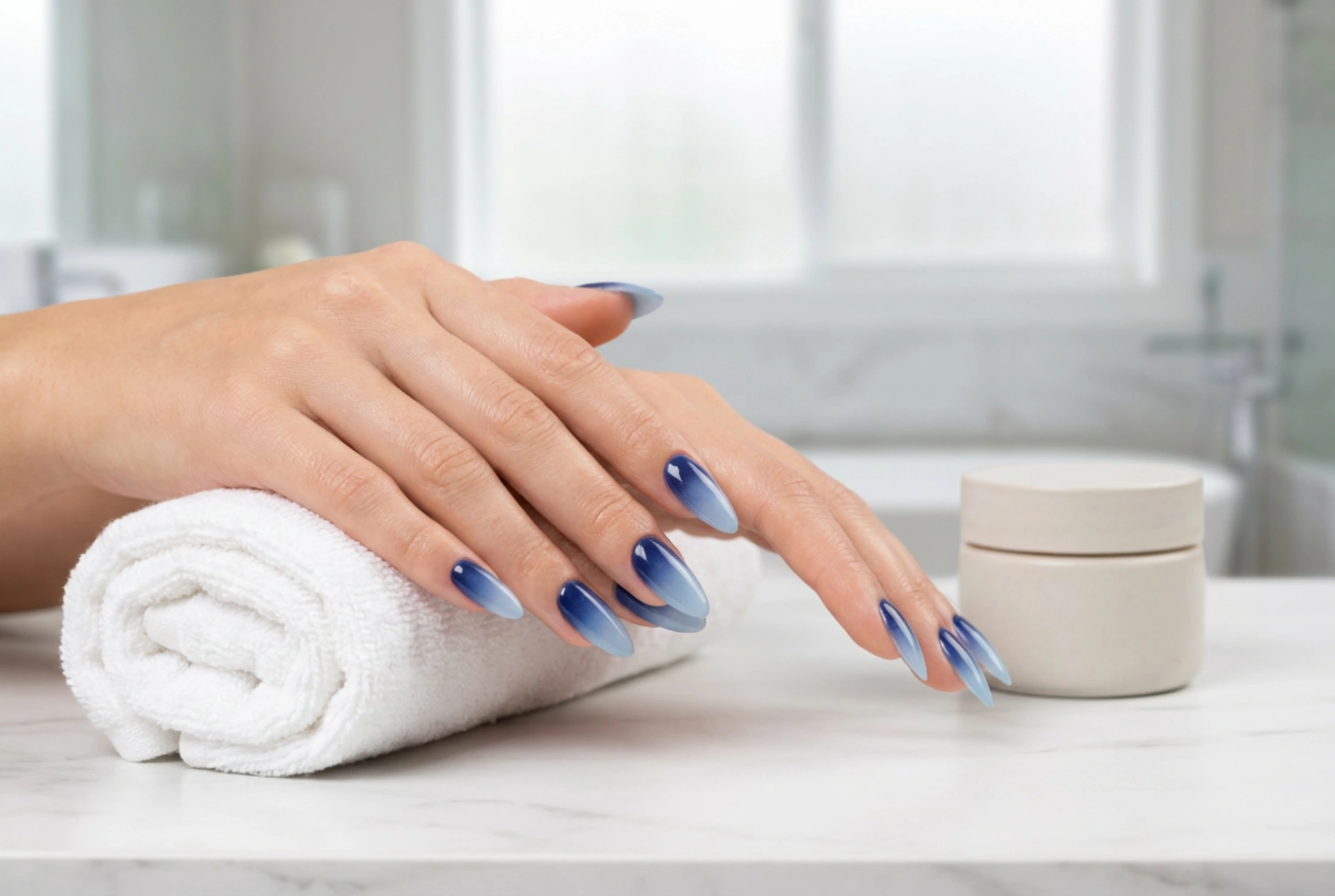 Ongles bleu marine ombré : le dégradé de soirée aux tons froids