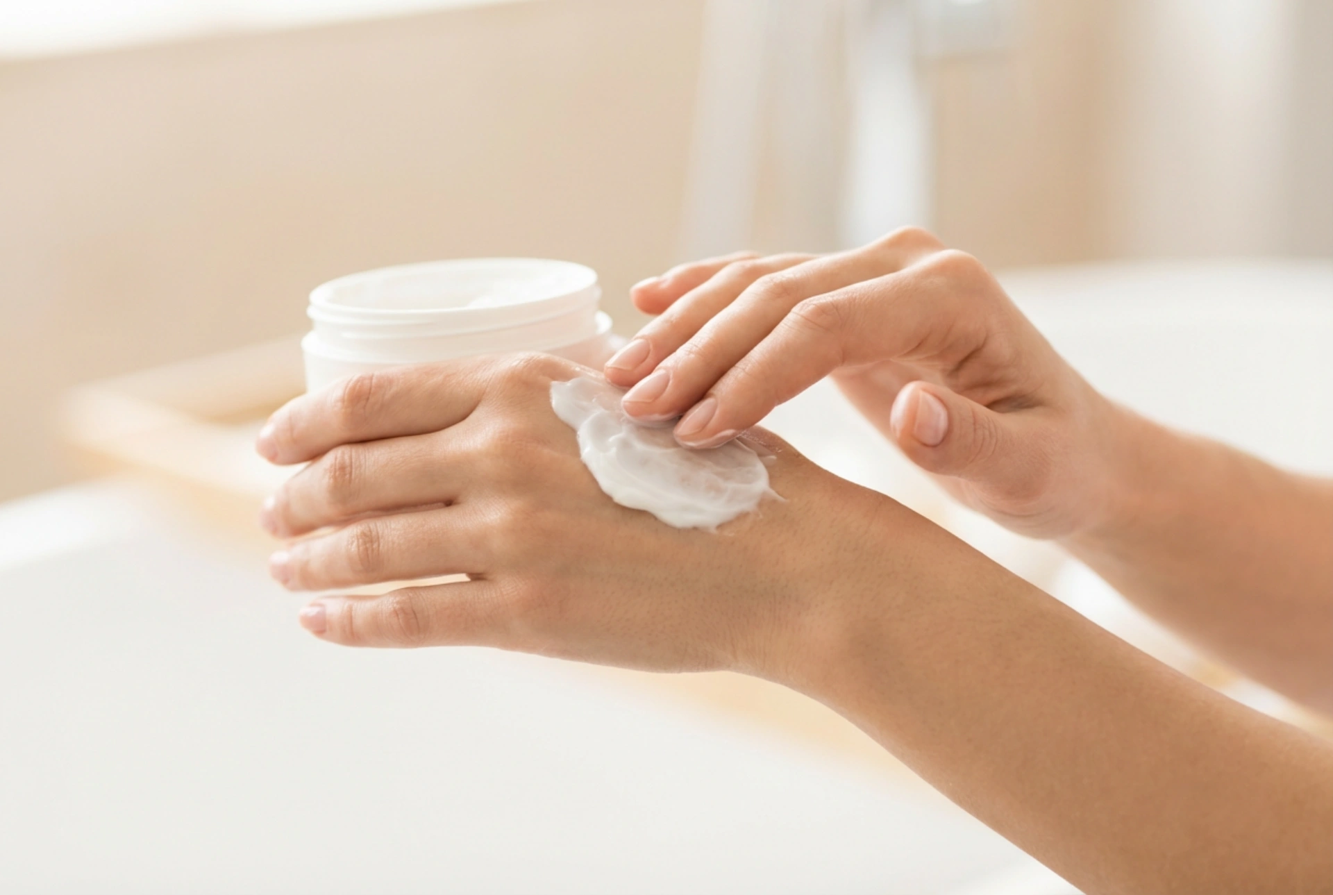 Mains gercées : quand et comment utiliser une crème pour les mains
