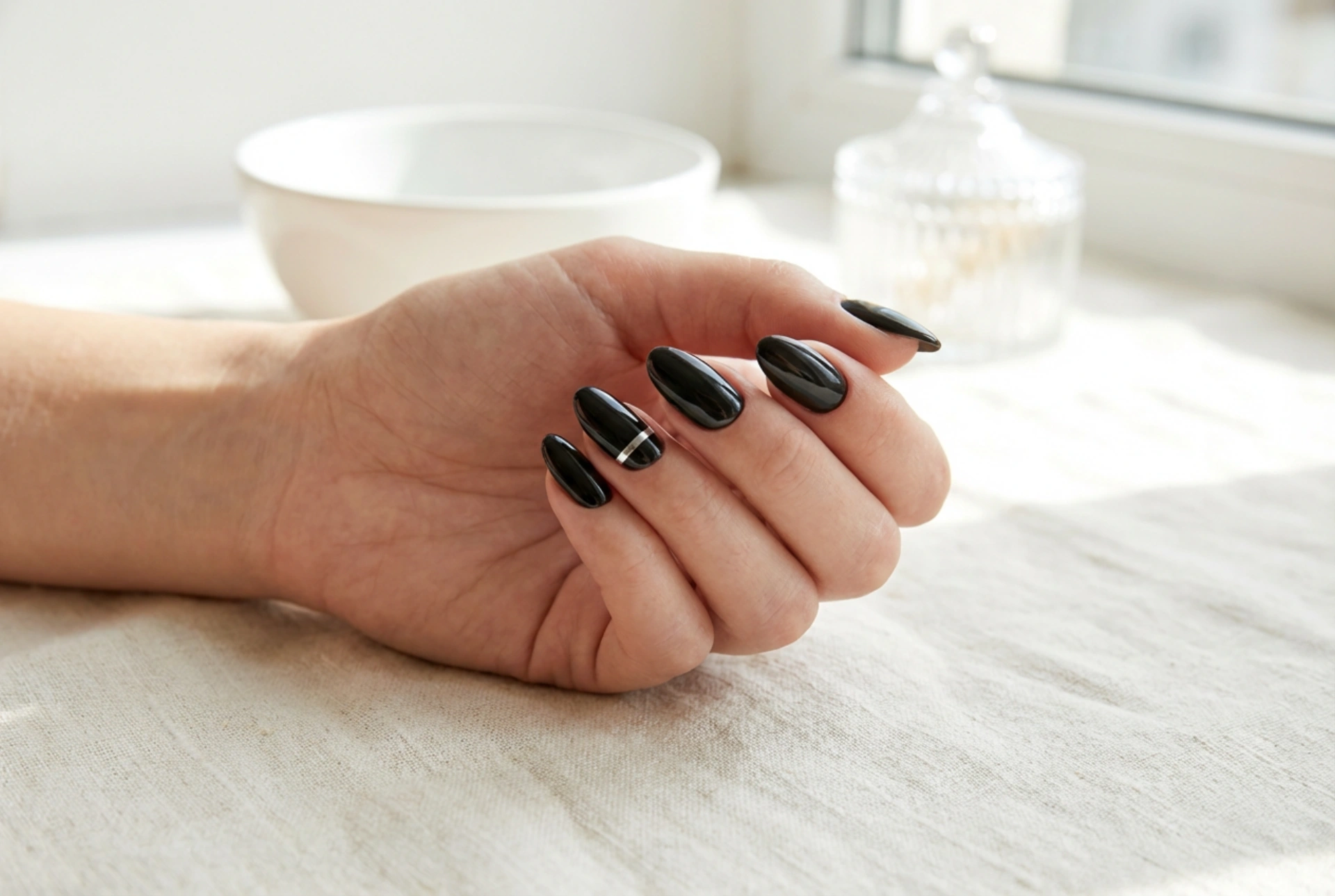 Ongles noir et argent : l'alliance d'un accent métallique et d'un noir profond pas à pas