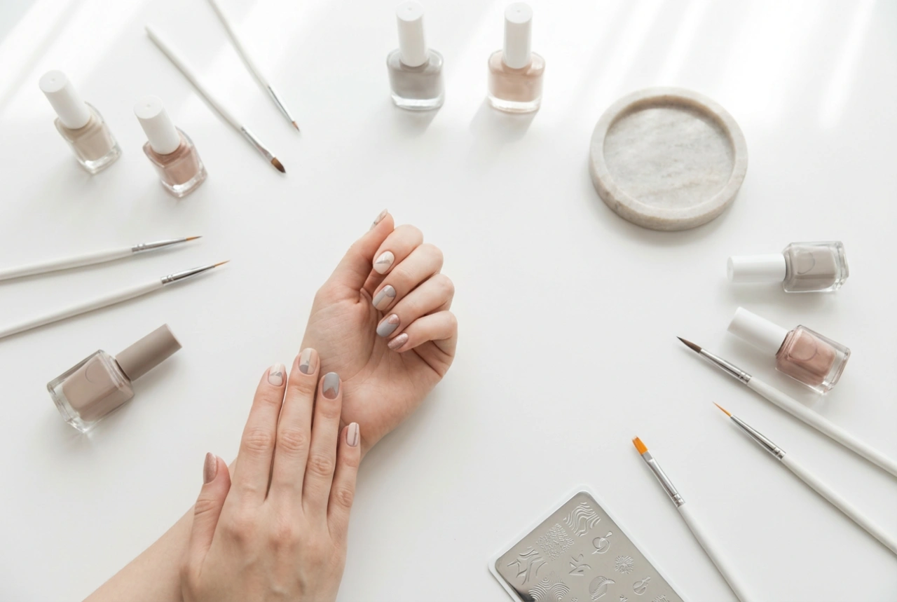 Motifs géométriques sur les ongles : rubans, tampons et pinceaux