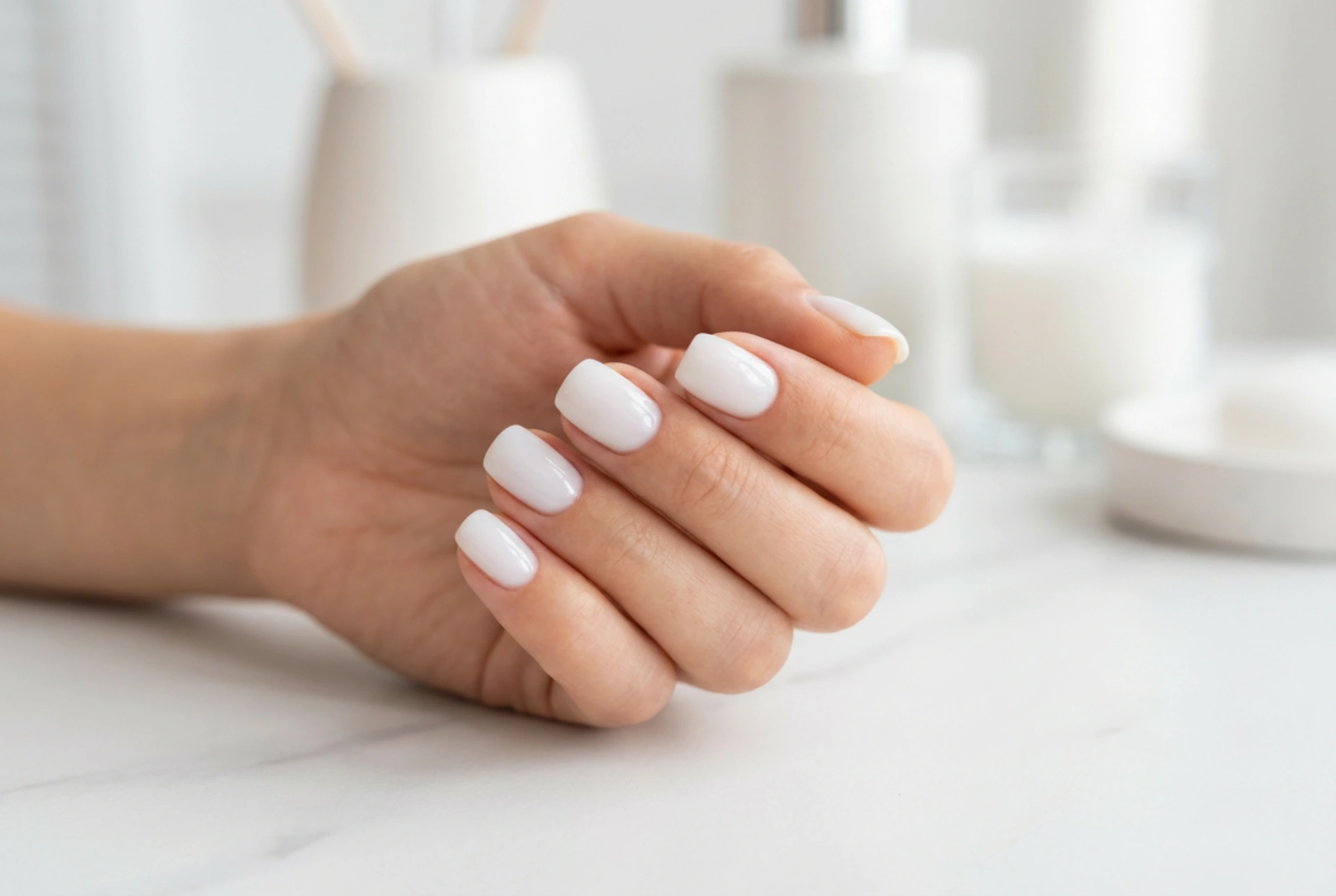 Vernis semi-permanent laiteux : comment éviter les traces et obtenir un effet de surface laiteuse