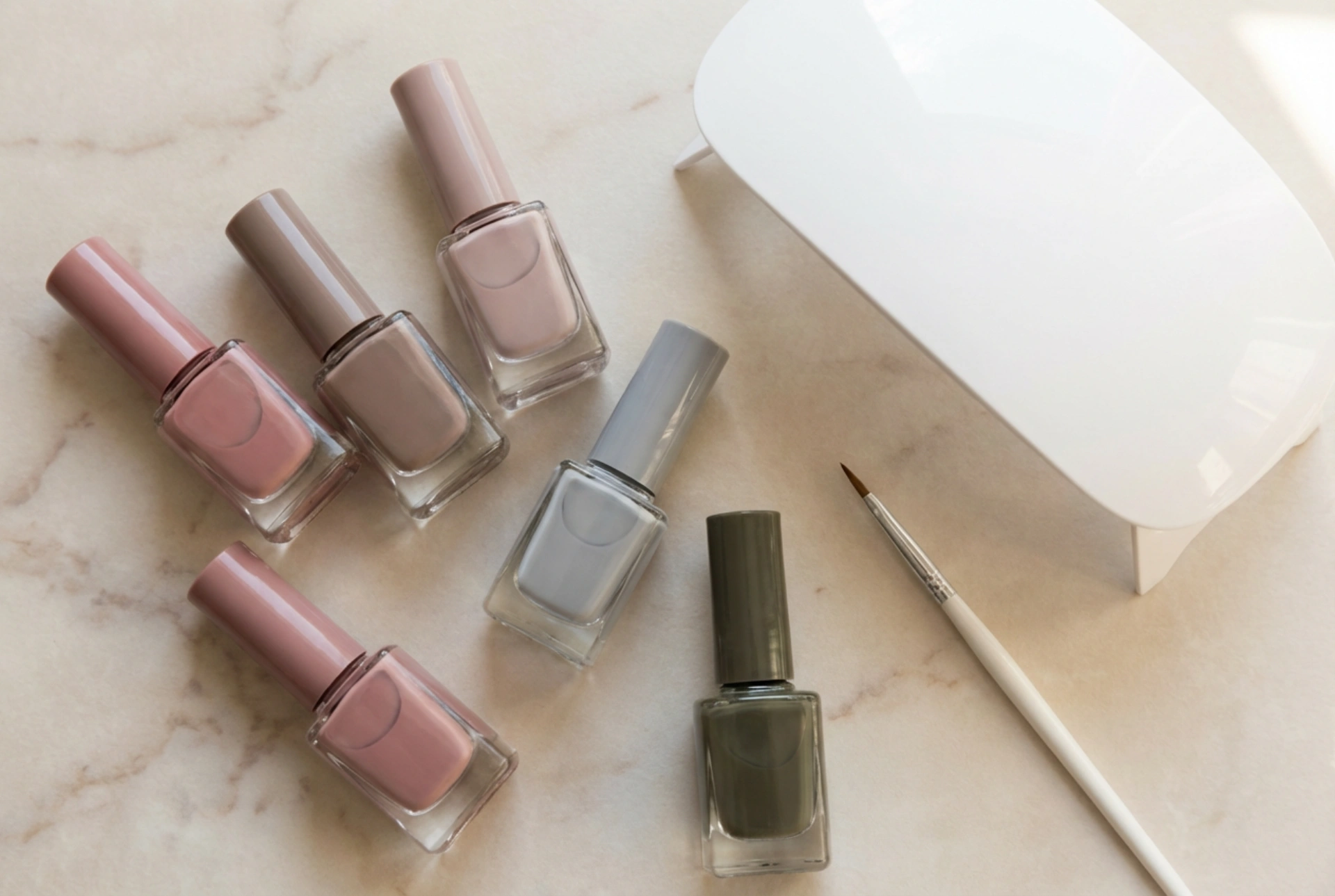 Vernis à ongles hybride : choisir la formule et réussir une application durable à la maison