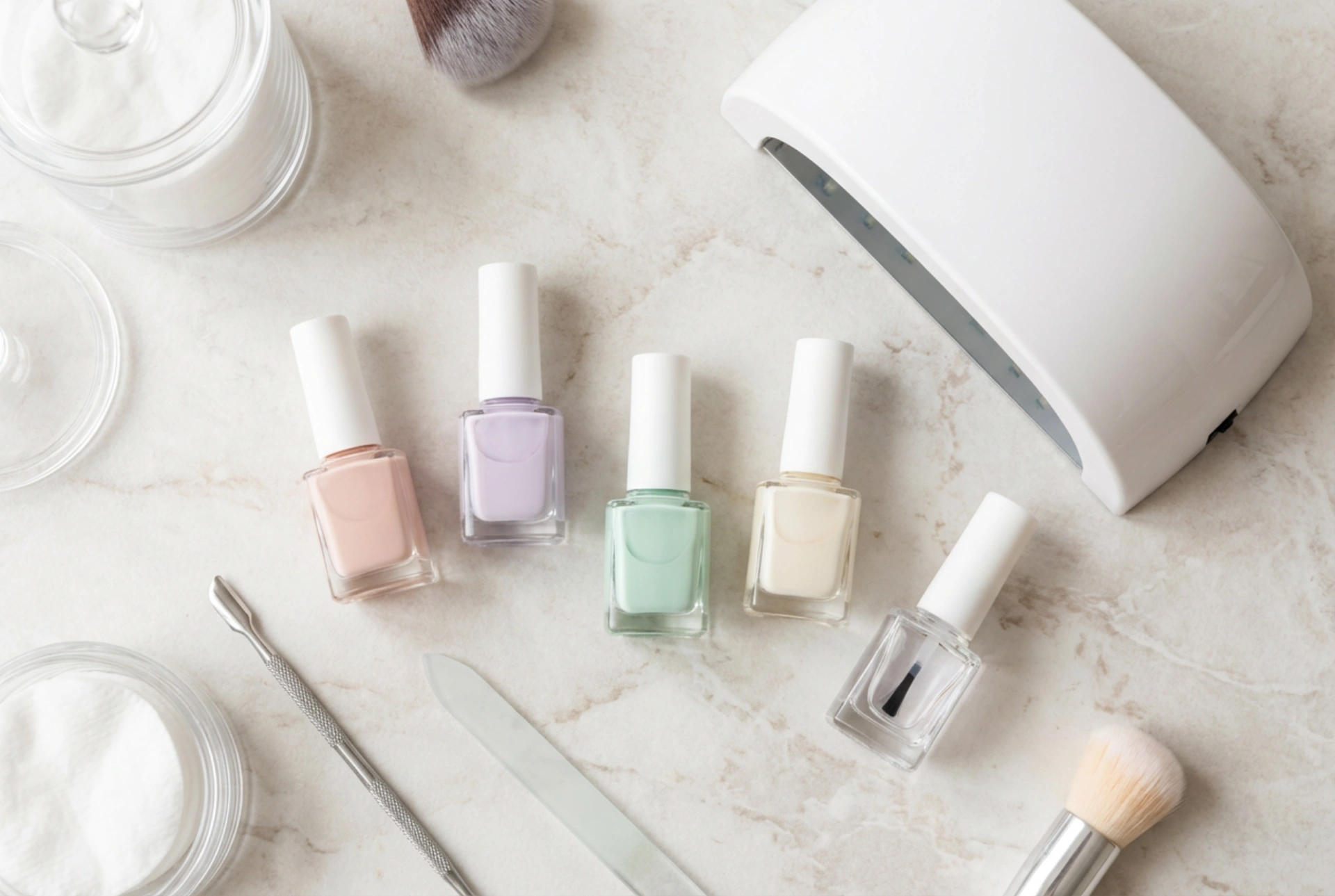 Kits de vernis semi-permanent : comment les composer et débuter votre manucure