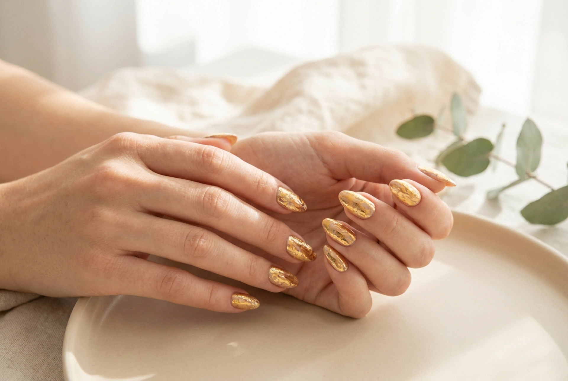Autocollants pour ongles dorés : application spectaculaire et comment éviter le décollement